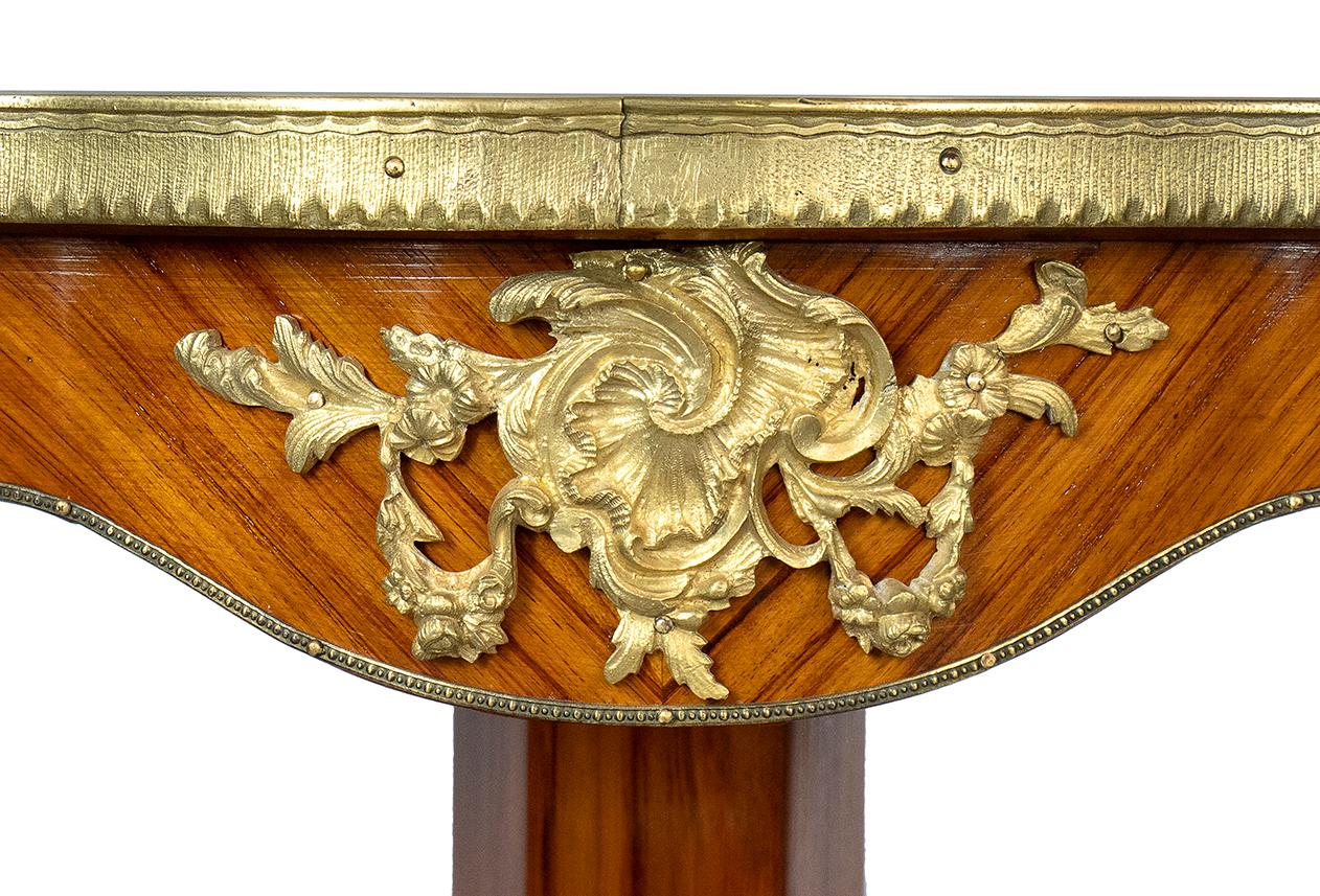 Doré 19ème siècle France Napoléon III° Table centrale en bois de roi et bronze doré 