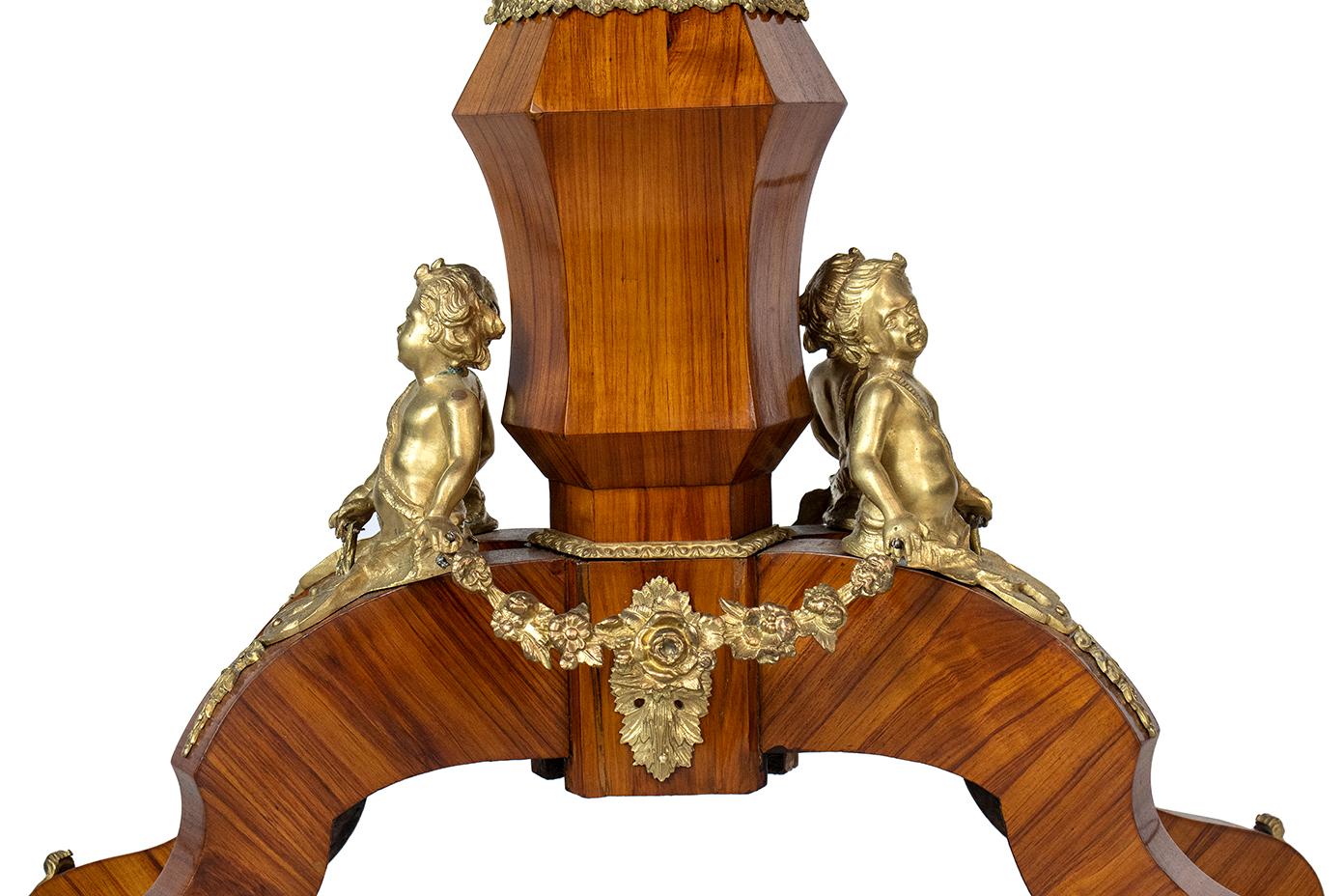 Milieu du XIXe siècle 19ème siècle France Napoléon III° Table centrale en bois de roi et bronze doré 