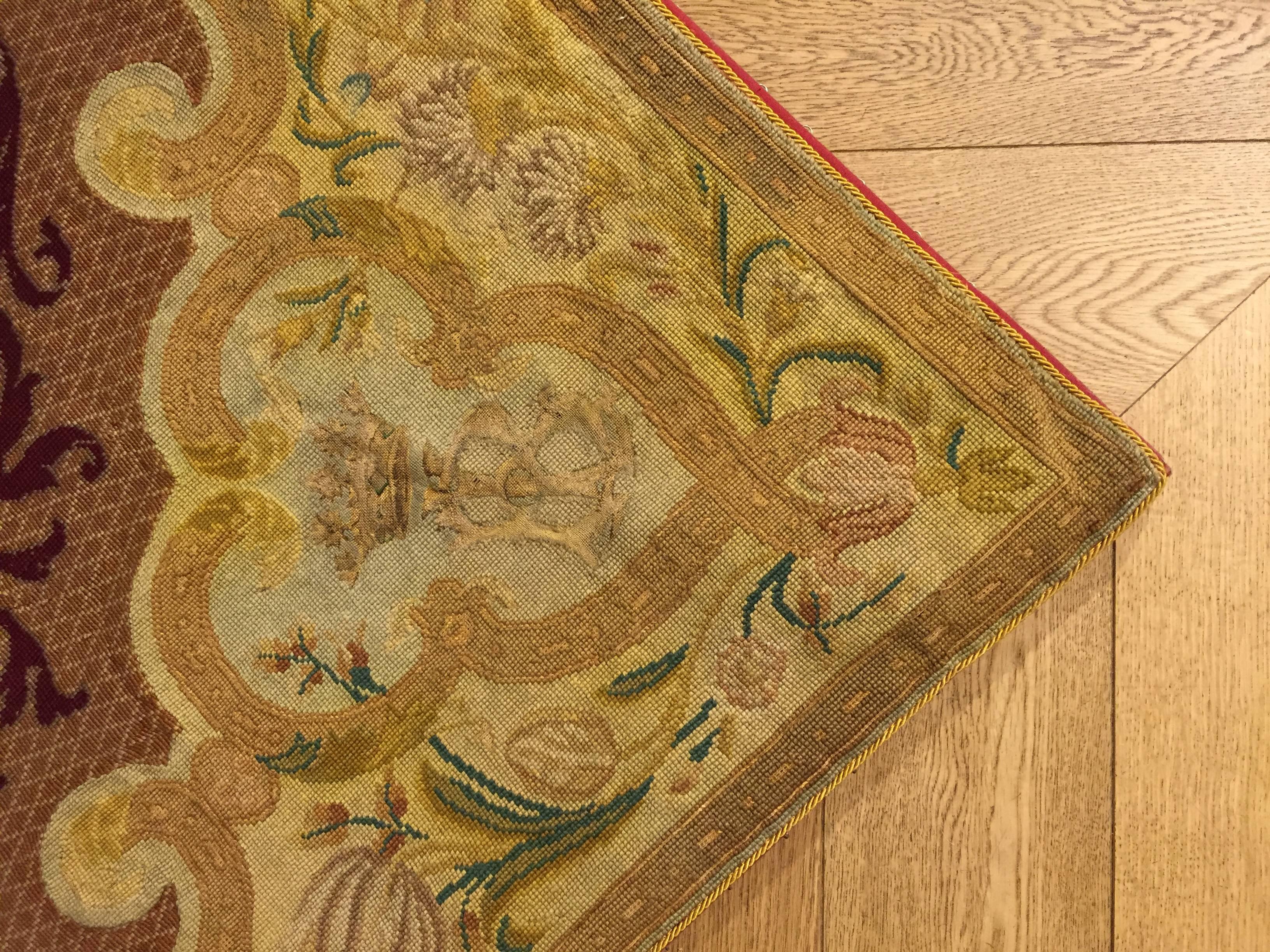 19. Jahrhundert Frankreich Nadelspitze handgeknüpft Wolle und Seide Rot Gold Wandteppich im Angebot 4