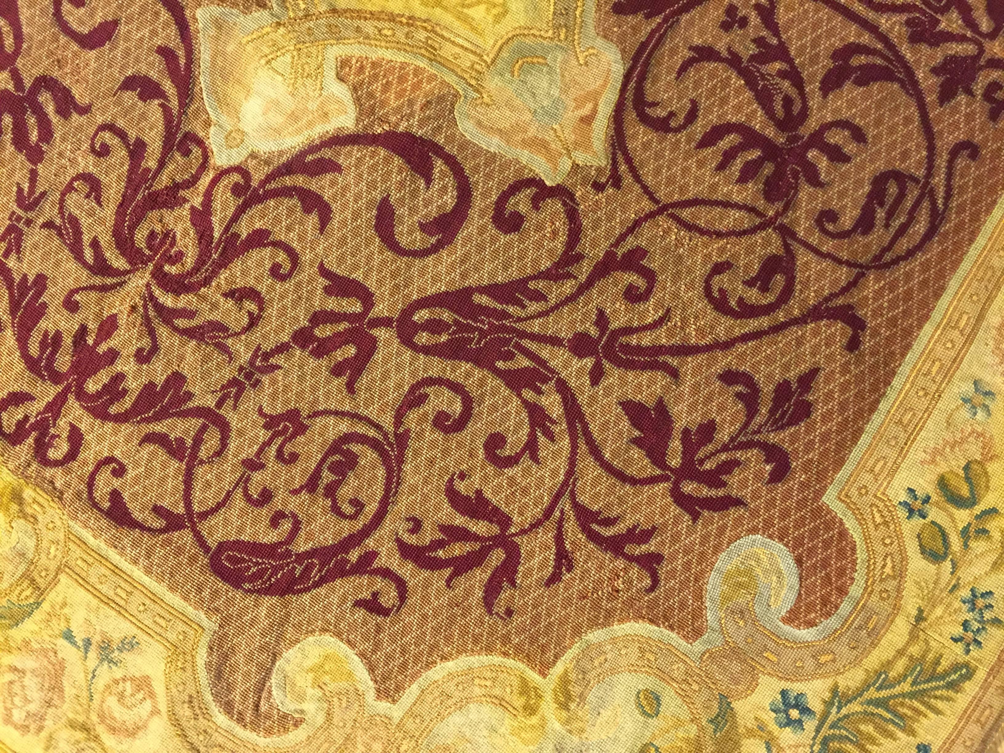 19. Jahrhundert Frankreich Nadelspitze handgeknüpft Wolle und Seide Rot Gold Wandteppich im Angebot 8