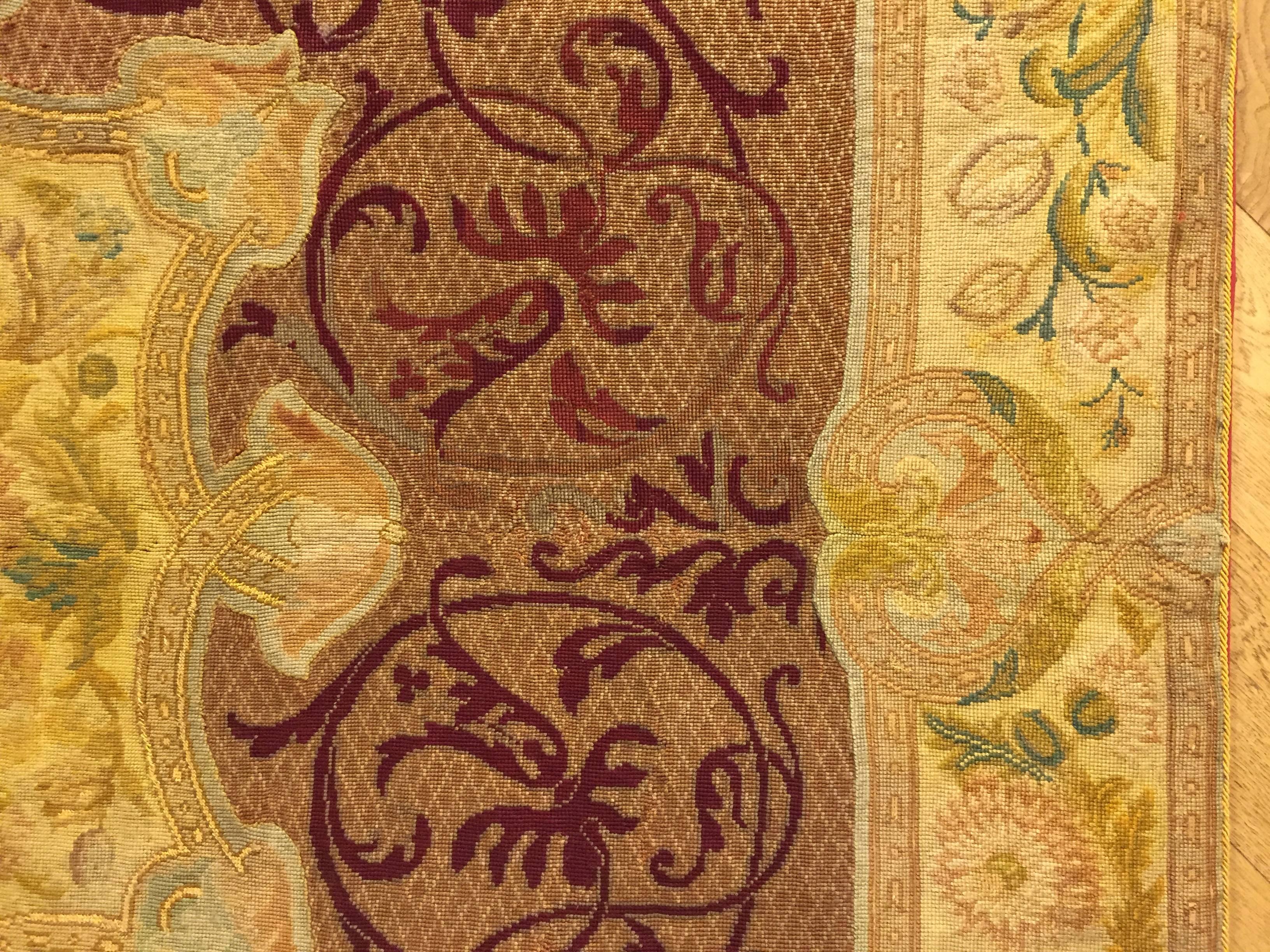 19. Jahrhundert Frankreich Nadelspitze handgeknüpft Wolle und Seide Rot Gold Wandteppich im Angebot 11