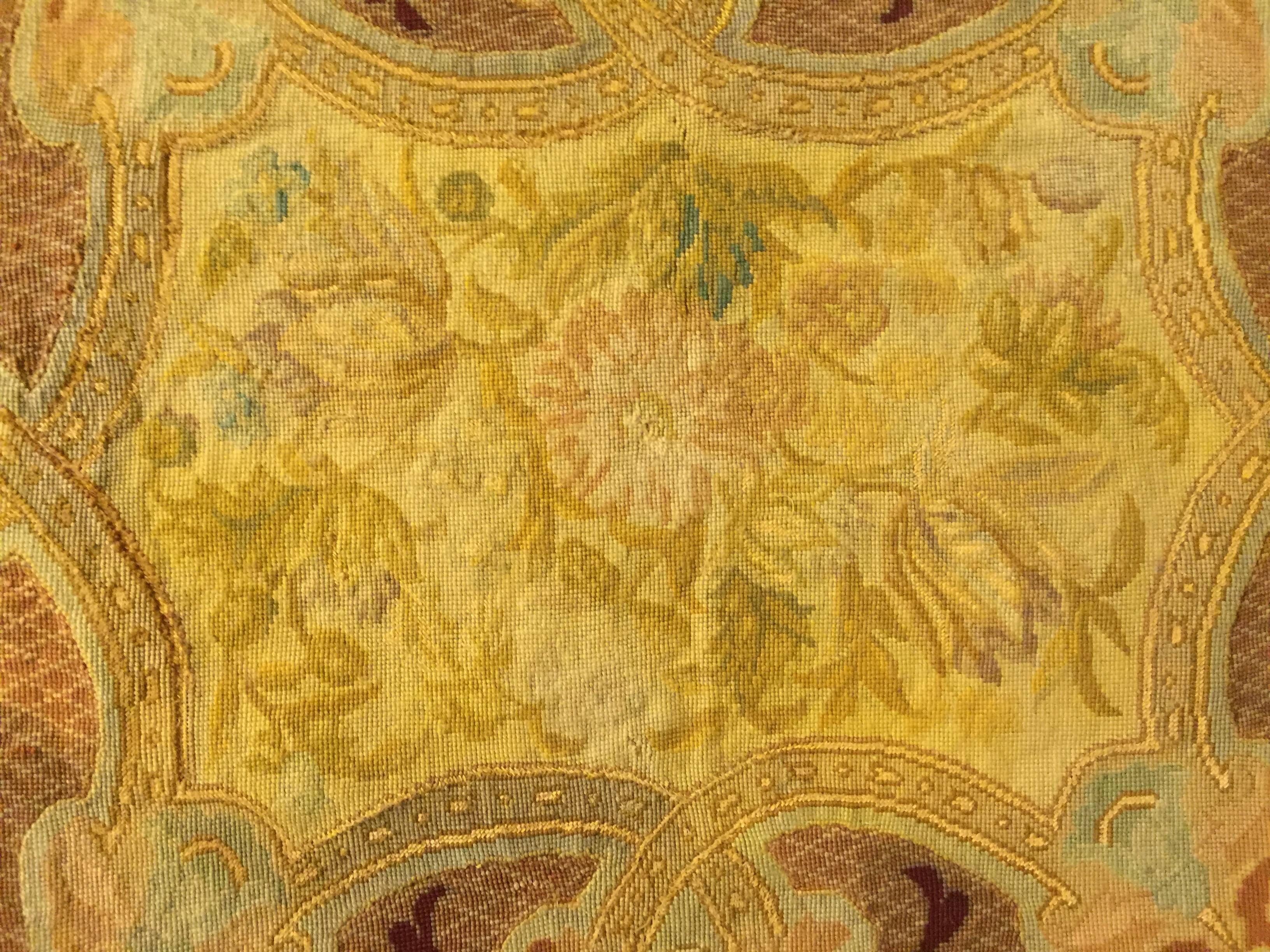 19. Jahrhundert Frankreich Nadelspitze handgeknüpft Wolle und Seide Rot Gold Wandteppich im Angebot 13