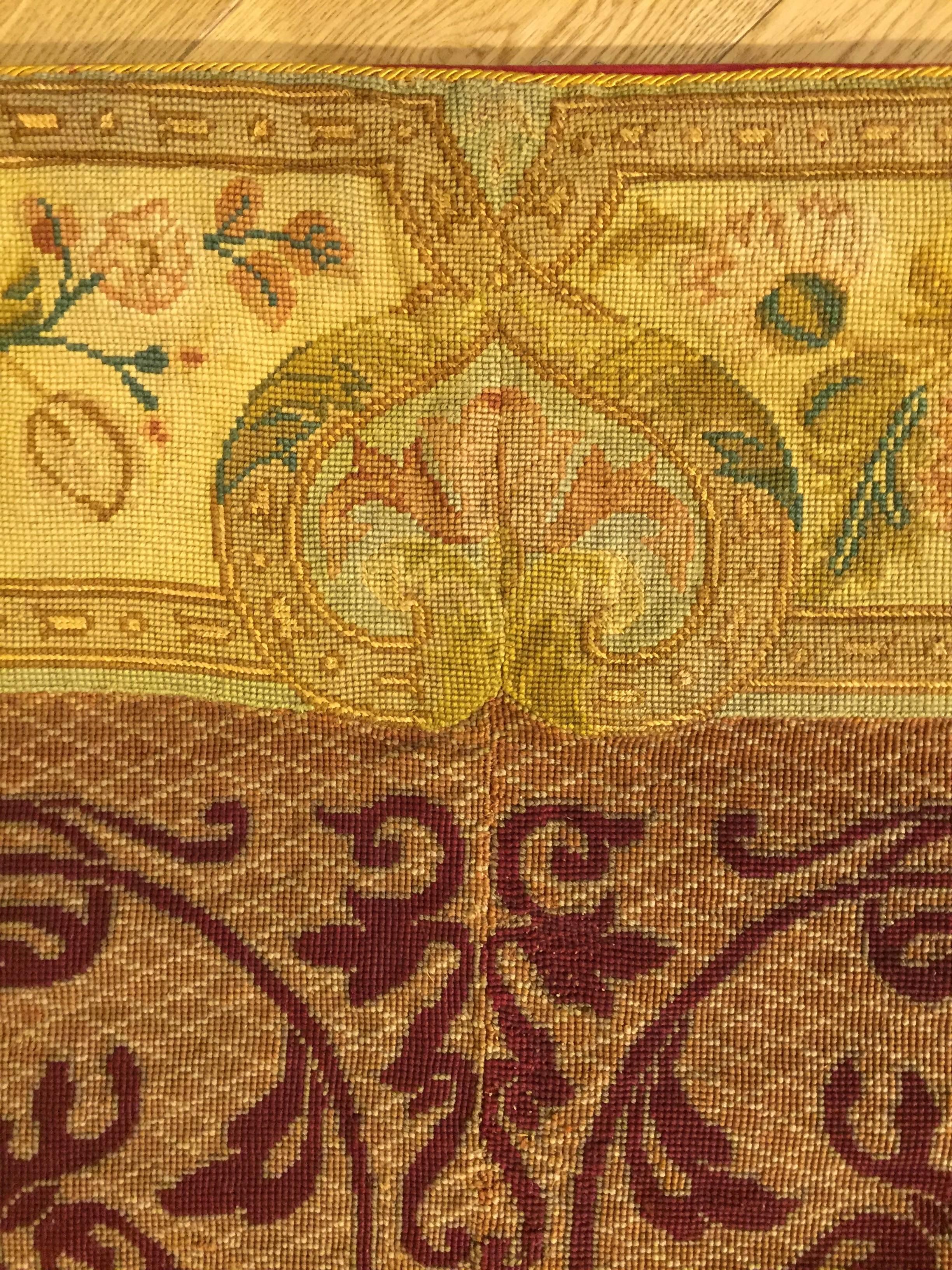 19. Jahrhundert Frankreich Nadelspitze handgeknüpft Wolle und Seide Rot Gold Wandteppich im Angebot 14