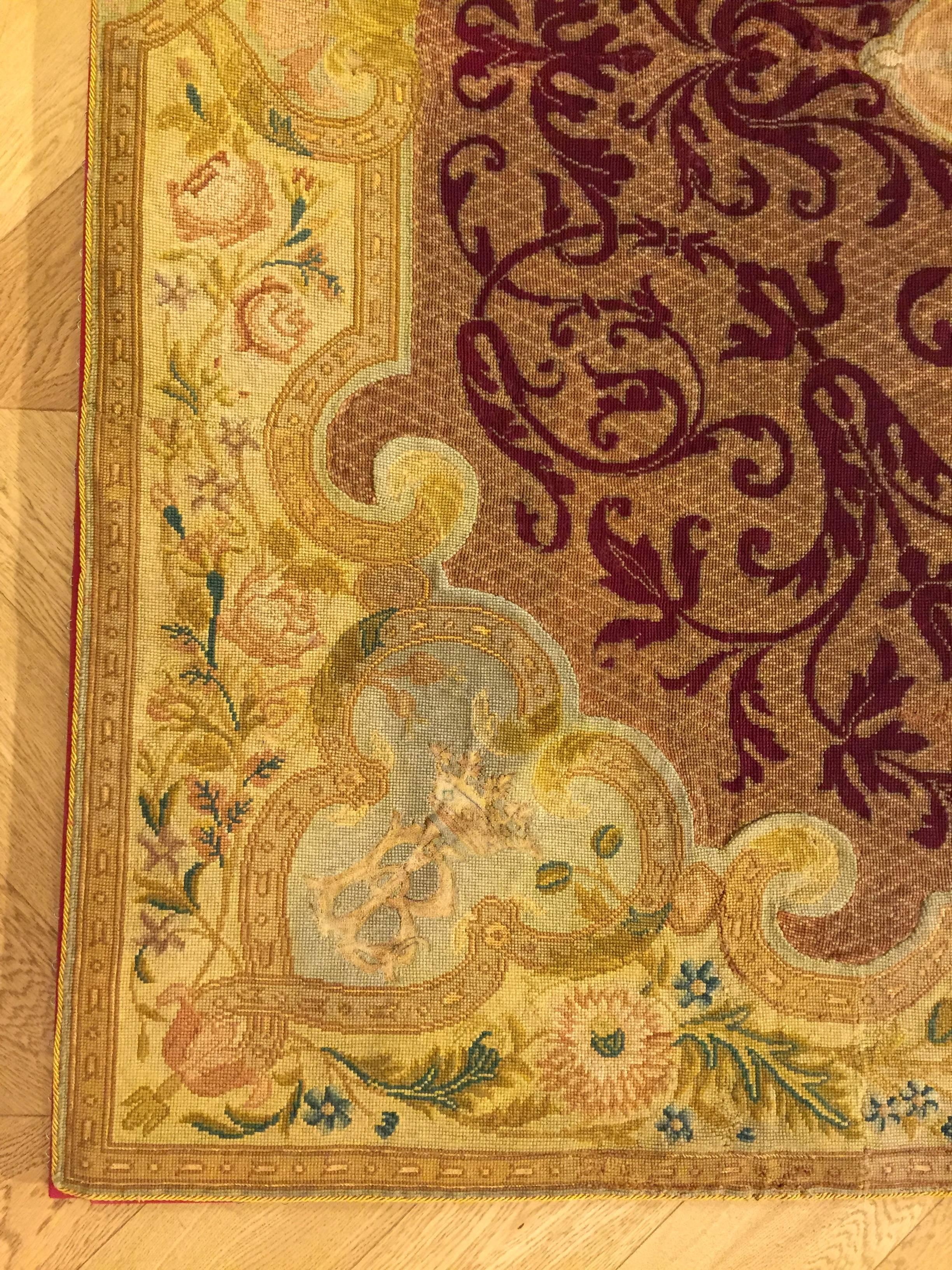 19. Jahrhundert Frankreich Nadelspitze handgeknüpft Wolle und Seide Rot Gold Wandteppich (Aubusson) im Angebot
