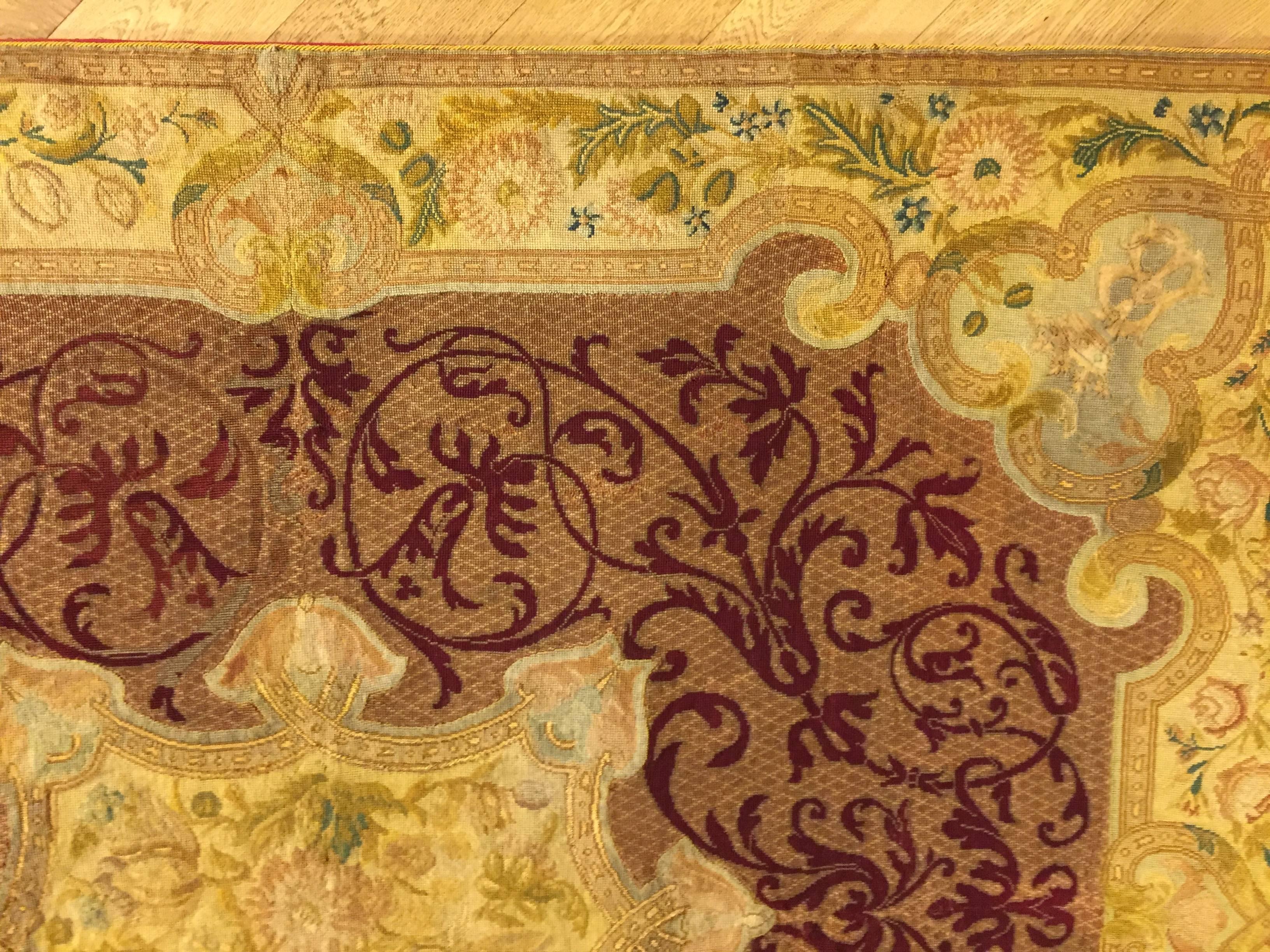 19. Jahrhundert Frankreich Nadelspitze handgeknüpft Wolle und Seide Rot Gold Wandteppich (Französisch) im Angebot