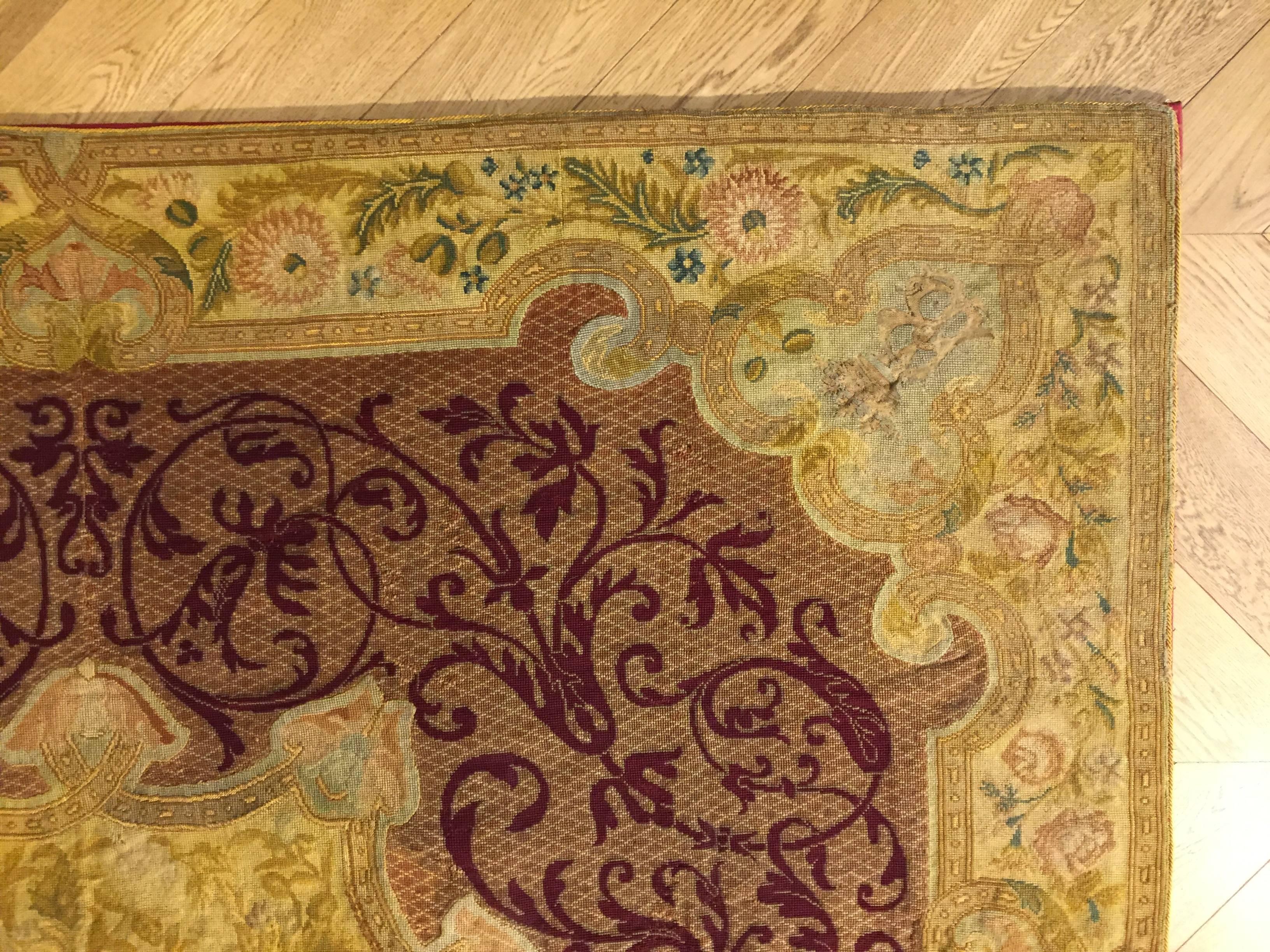 19. Jahrhundert Frankreich Nadelspitze handgeknüpft Wolle und Seide Rot Gold Wandteppich im Zustand „Gut“ im Angebot in Firenze, IT