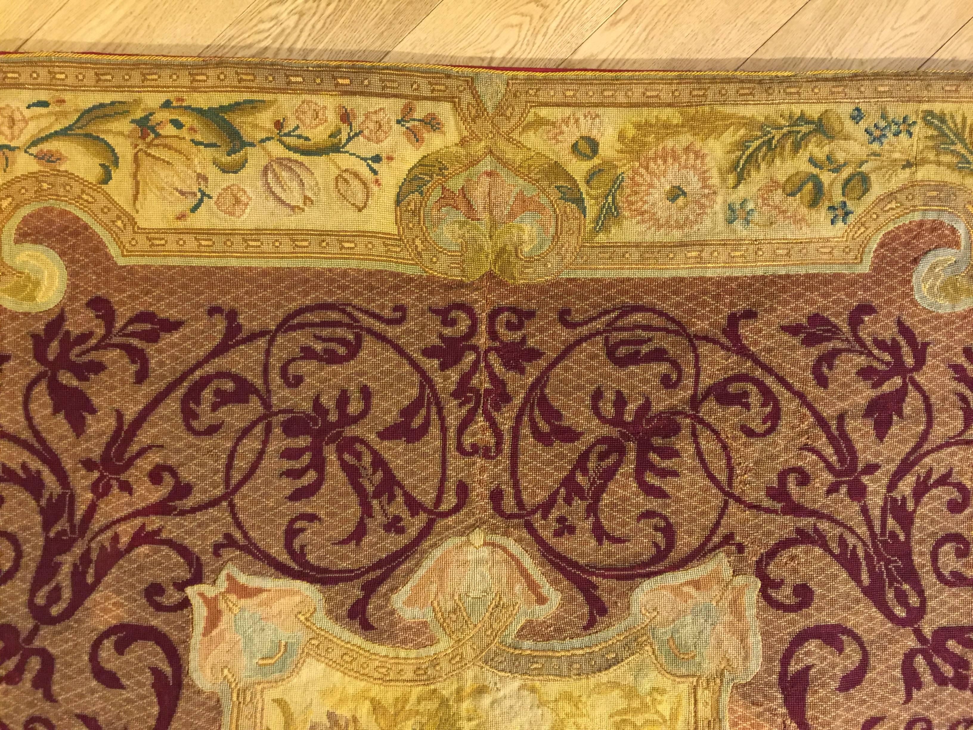 19. Jahrhundert Frankreich Nadelspitze handgeknüpft Wolle und Seide Rot Gold Wandteppich im Angebot 1