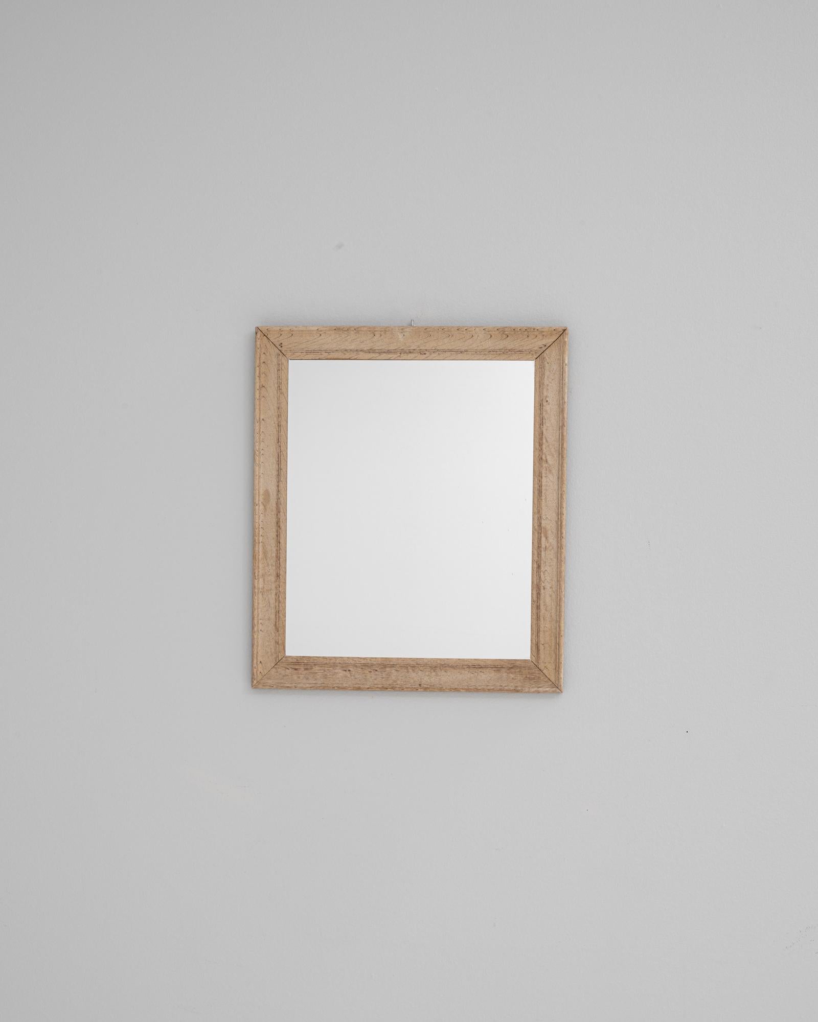 Specchio in Oak francese del XIX secolo. Questo affascinante specchio antico è caratterizzato da una semplice ma elegante cornice in Oak con una patina invecchiata naturalmente che mette in risalto le venature e la consistenza del legno. Realizzato