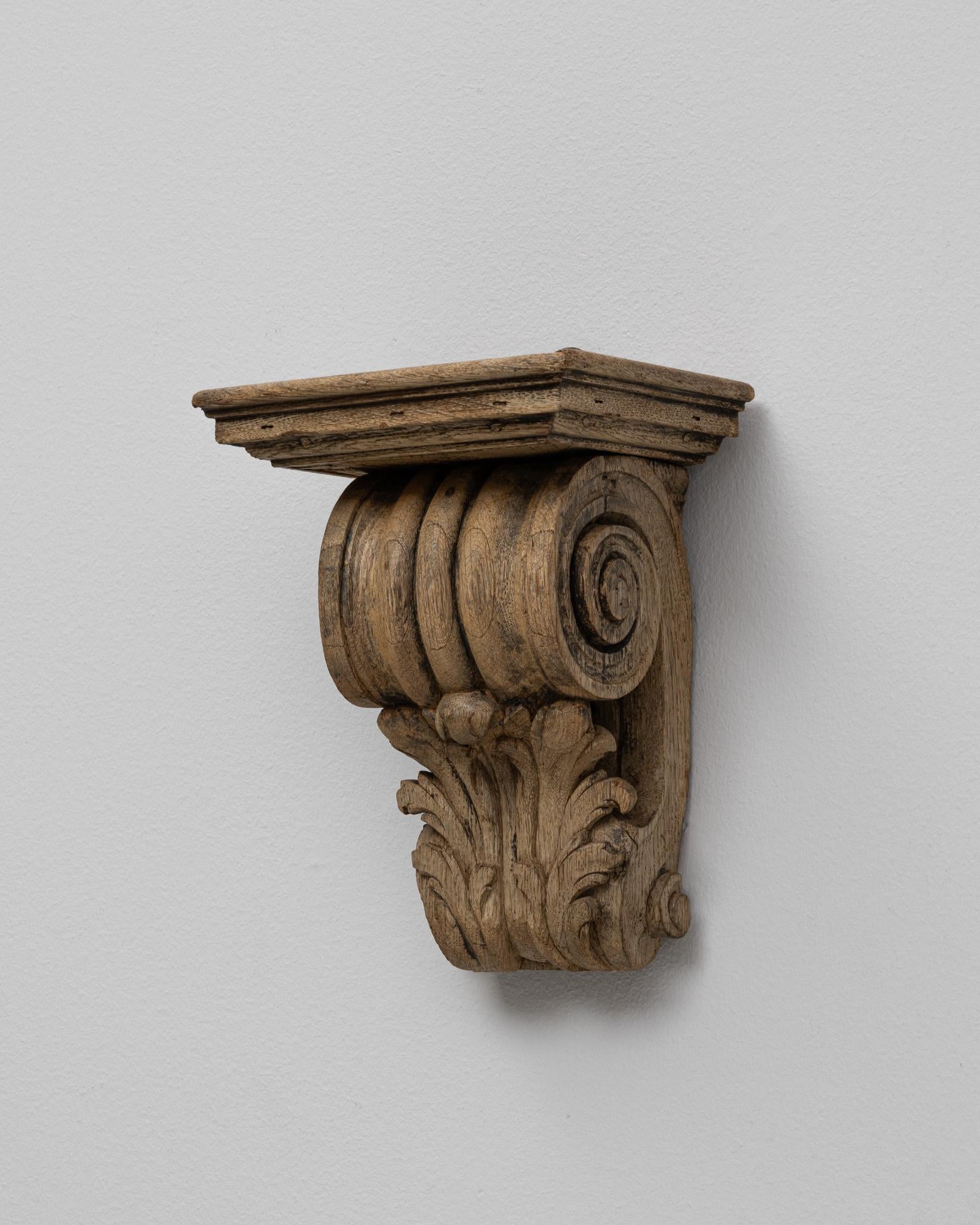 Scaffale a muro in Oak francese del XIX secolo. Questa mensola da parete finemente intagliata presenta un design classico ispirato ai motivi corinzi e rococò, con volute a scorrimento e dettagli a foglie d'acanto. Realizzato in legno massiccio di