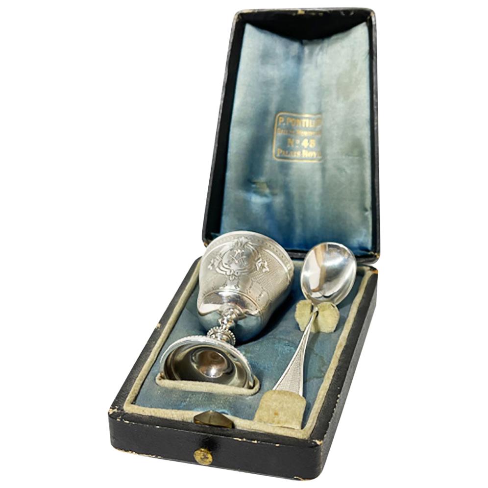Silberner Eierbecher und Löffel mit Schachtel aus dem 19. Jahrhundert von Pellerin & Lemoing, Frankreich