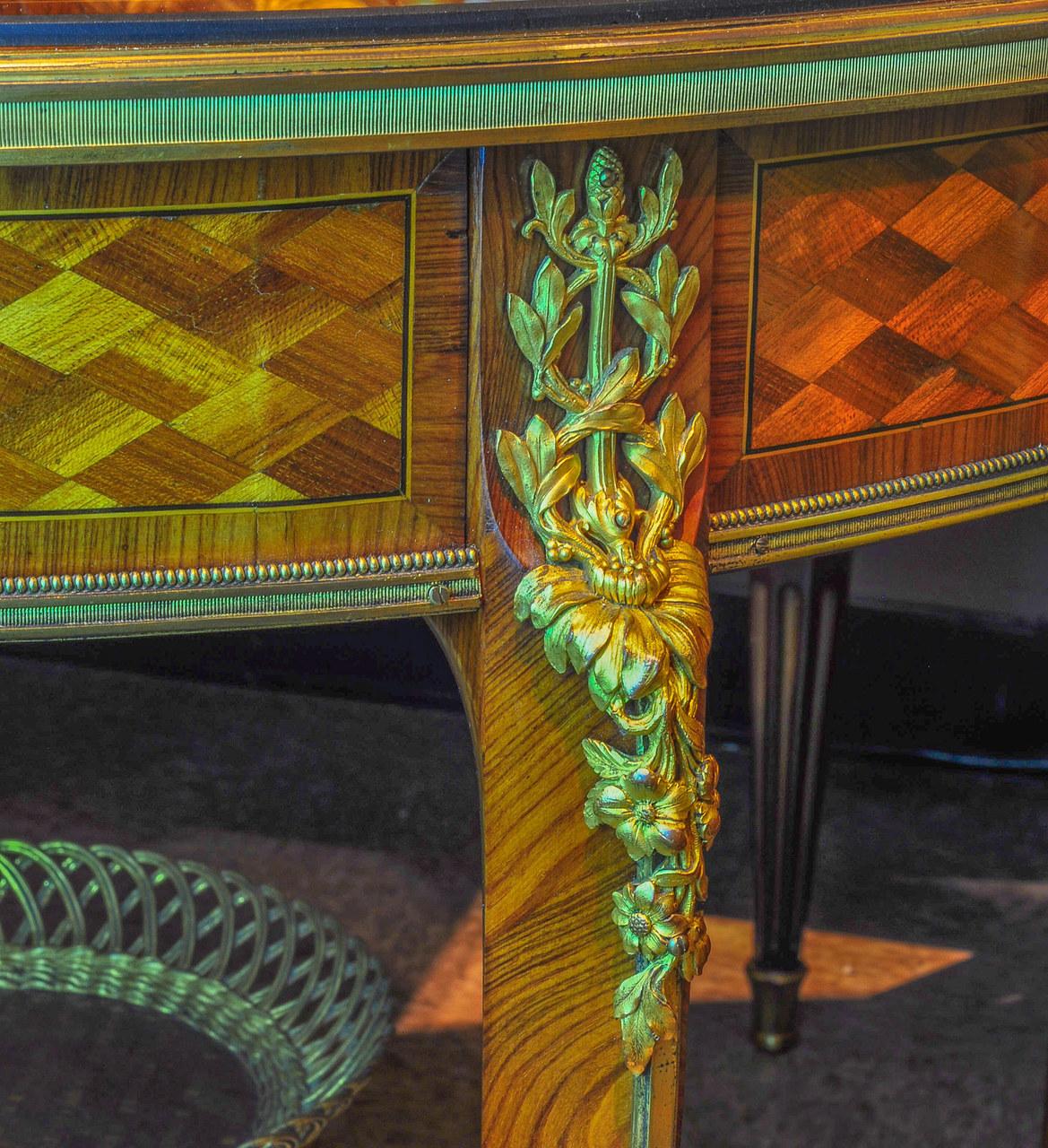19. Jahrhundert François Linke Goldbronze montierter Mitteltisch aus Veilchenholz und Satiné  (Französisch) im Angebot