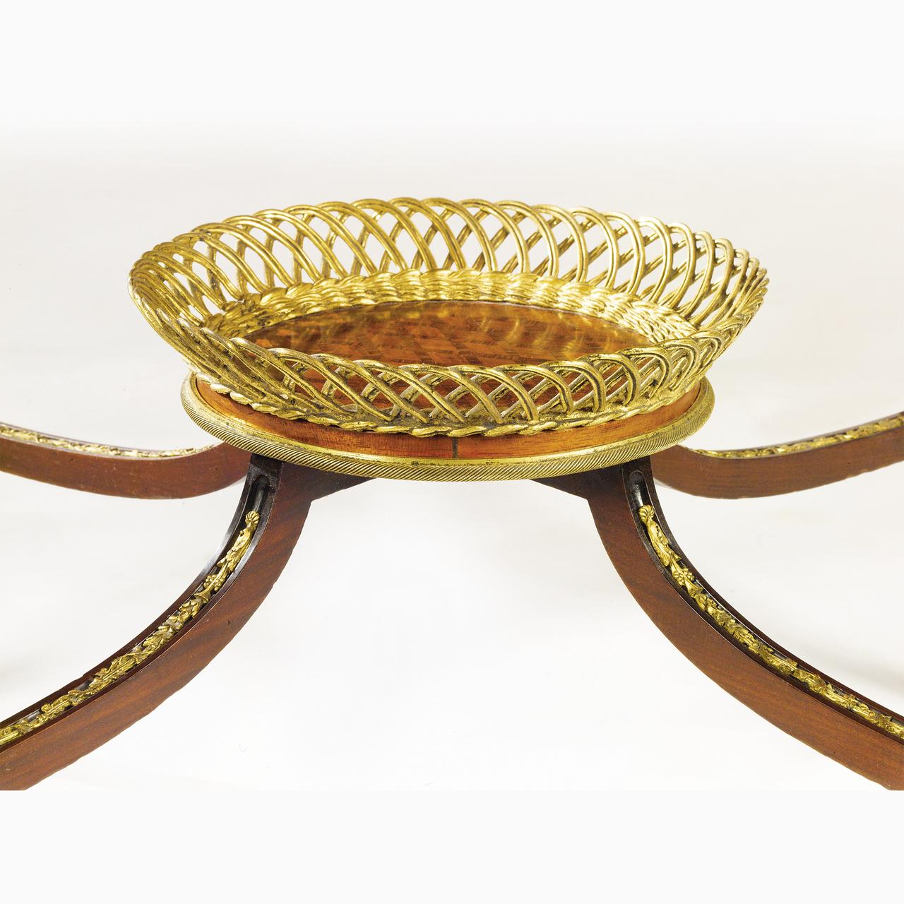 19. Jahrhundert François Linke Goldbronze montierter Mitteltisch aus Veilchenholz und Satiné  (Vergoldet) im Angebot