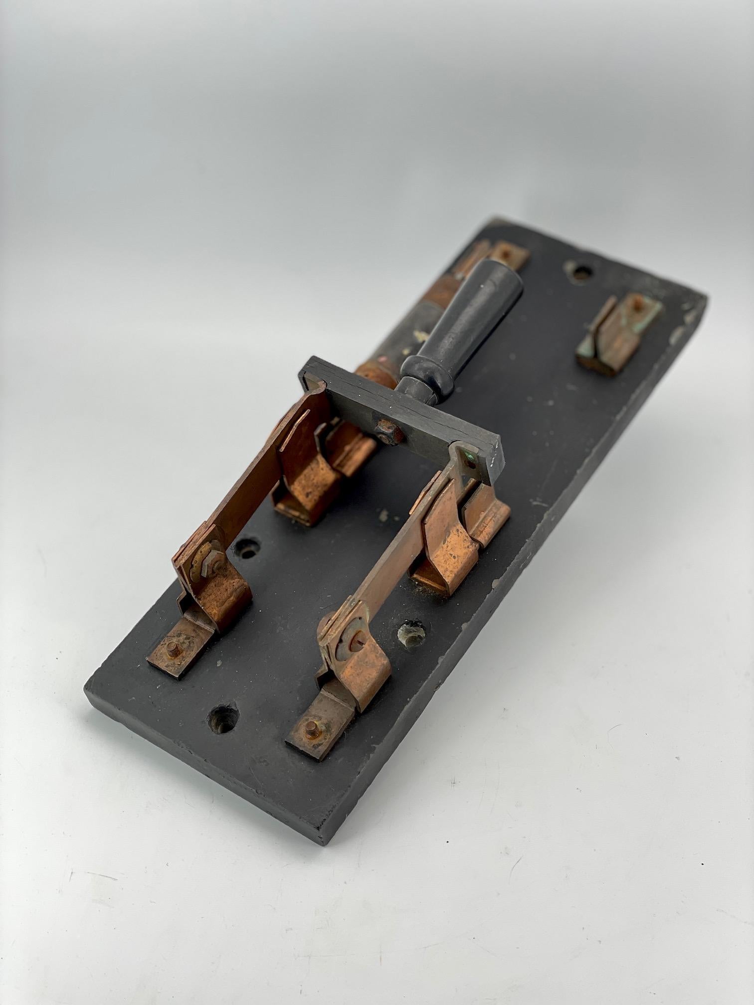 Fixez-le au mur pour le décorer ou posez-le sur une table pour la conversation.  Un grand exemplaire de New Haven Manufacturing Co. du Connecticut, vers les années 1890.

L 14.5 x W 5.5 x Thk 3 in
