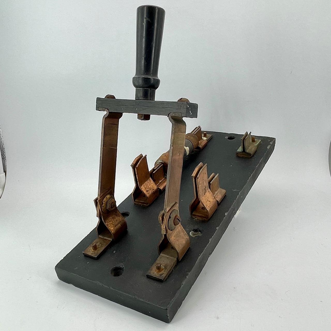 Industriel Switch d'art mural Frankstein du 19ème siècle en ardoise et laiton New Haven Mfg Co en vente