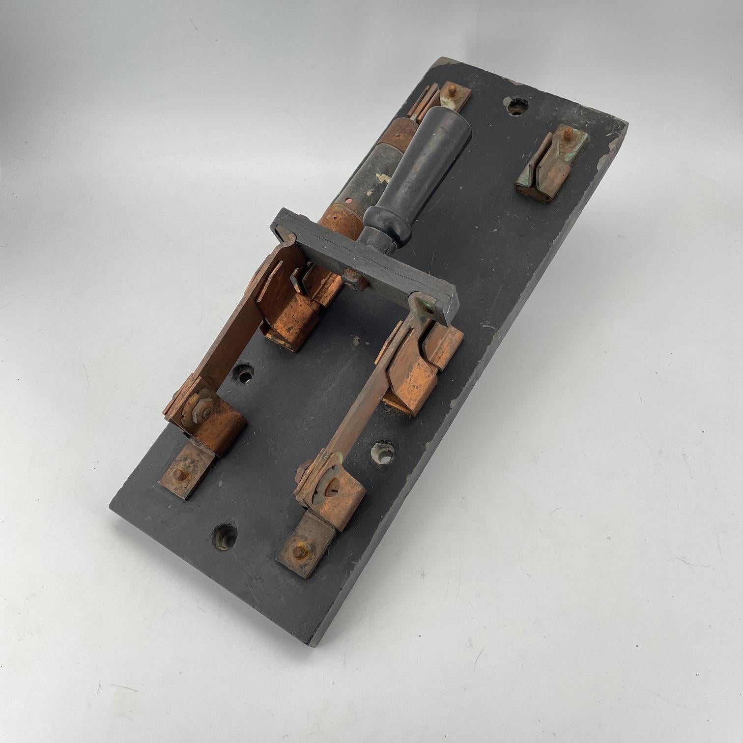 Fait main Switch d'art mural Frankstein du 19ème siècle en ardoise et laiton New Haven Mfg Co en vente