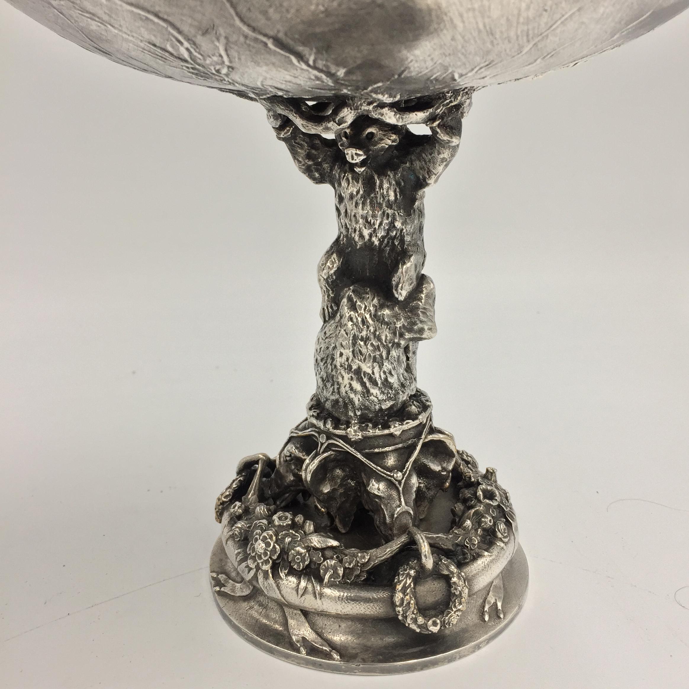 Cette tasse à ours Fratin est du 19ème siècle, non signée mais similaire à d'autres, en bronze argenté.
La coupe est montée sur pied et est composée à la base de têtes d'éléphants et au-dessus d'un aigle. L'argenture date du 20e