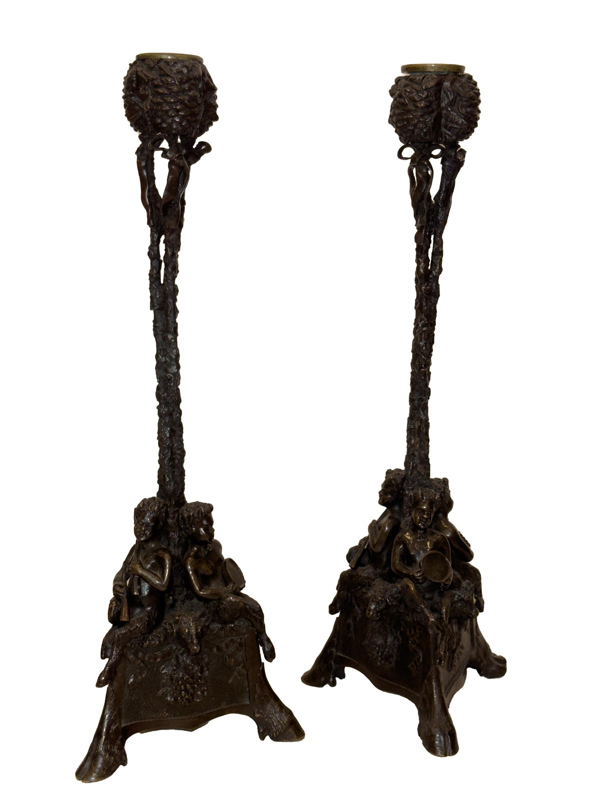 Coppia di candelieri in bronzo con patina originale marrone scuro di Christophe Fratin (1801-1864), un'antica fusione firmata 