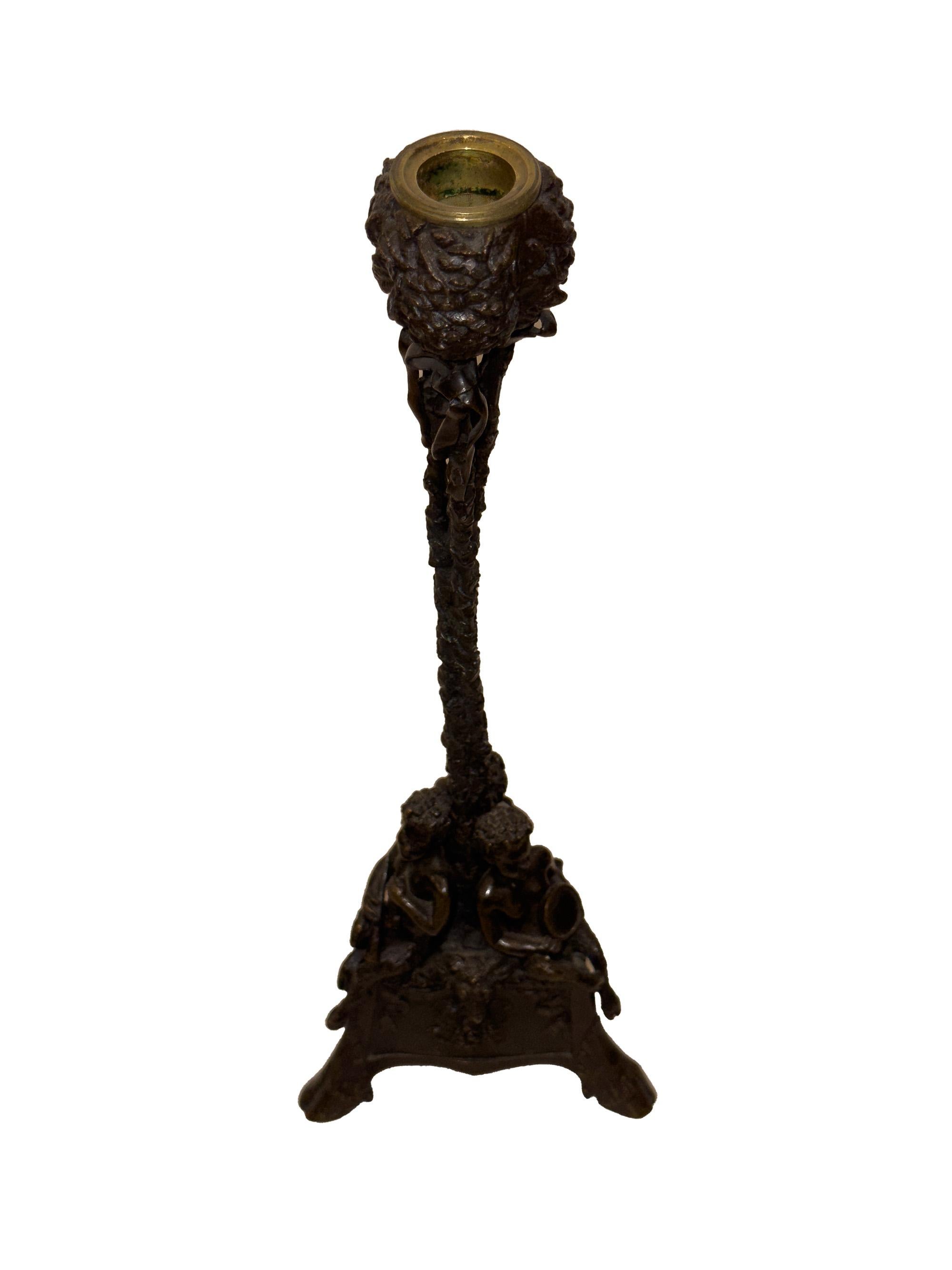 Romantico Portacandele originale in bronzo fratino con coppia di satiri del XIX secolo in vendita