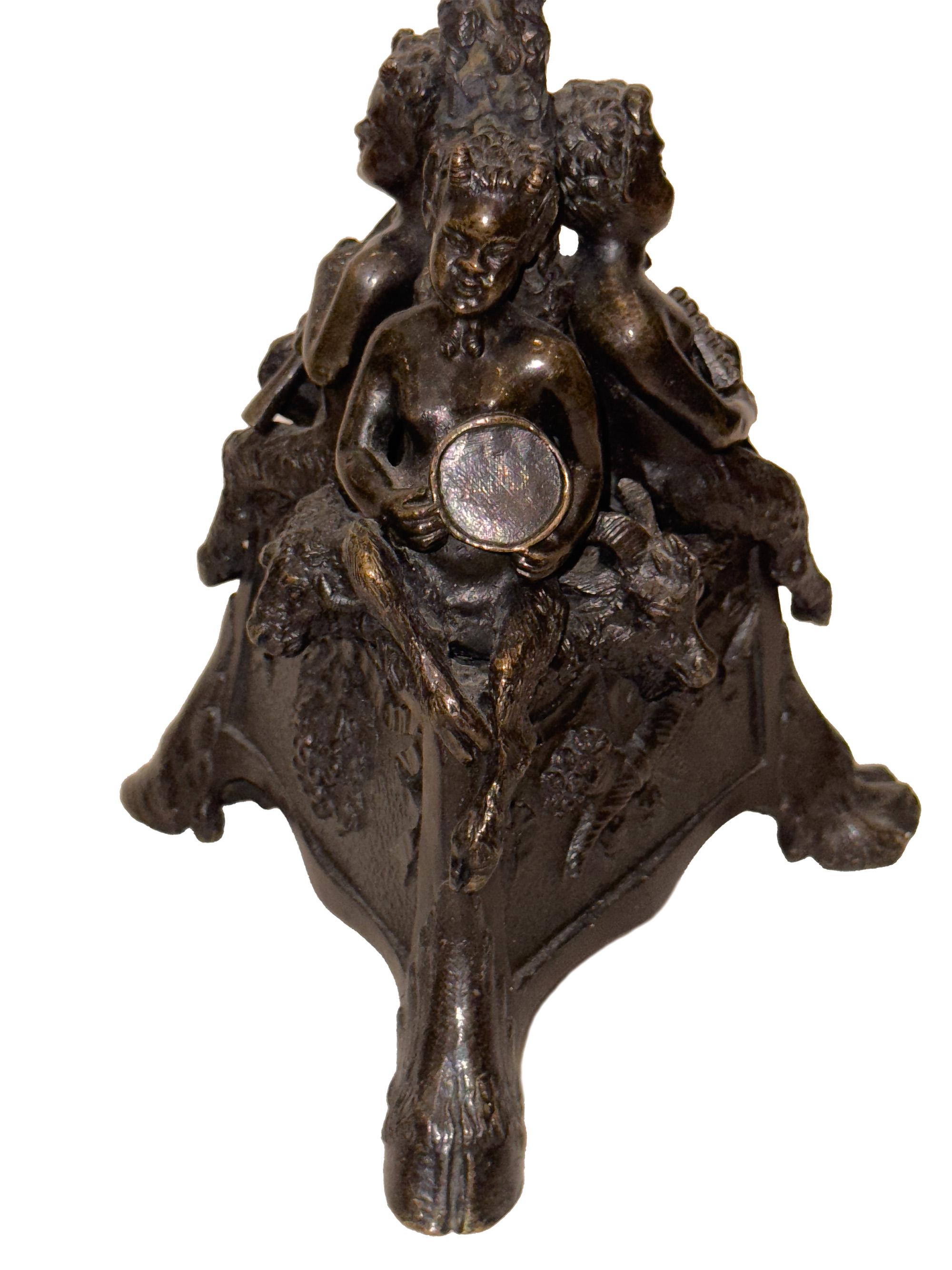 Francese Portacandele originale in bronzo fratino con coppia di satiri del XIX secolo in vendita