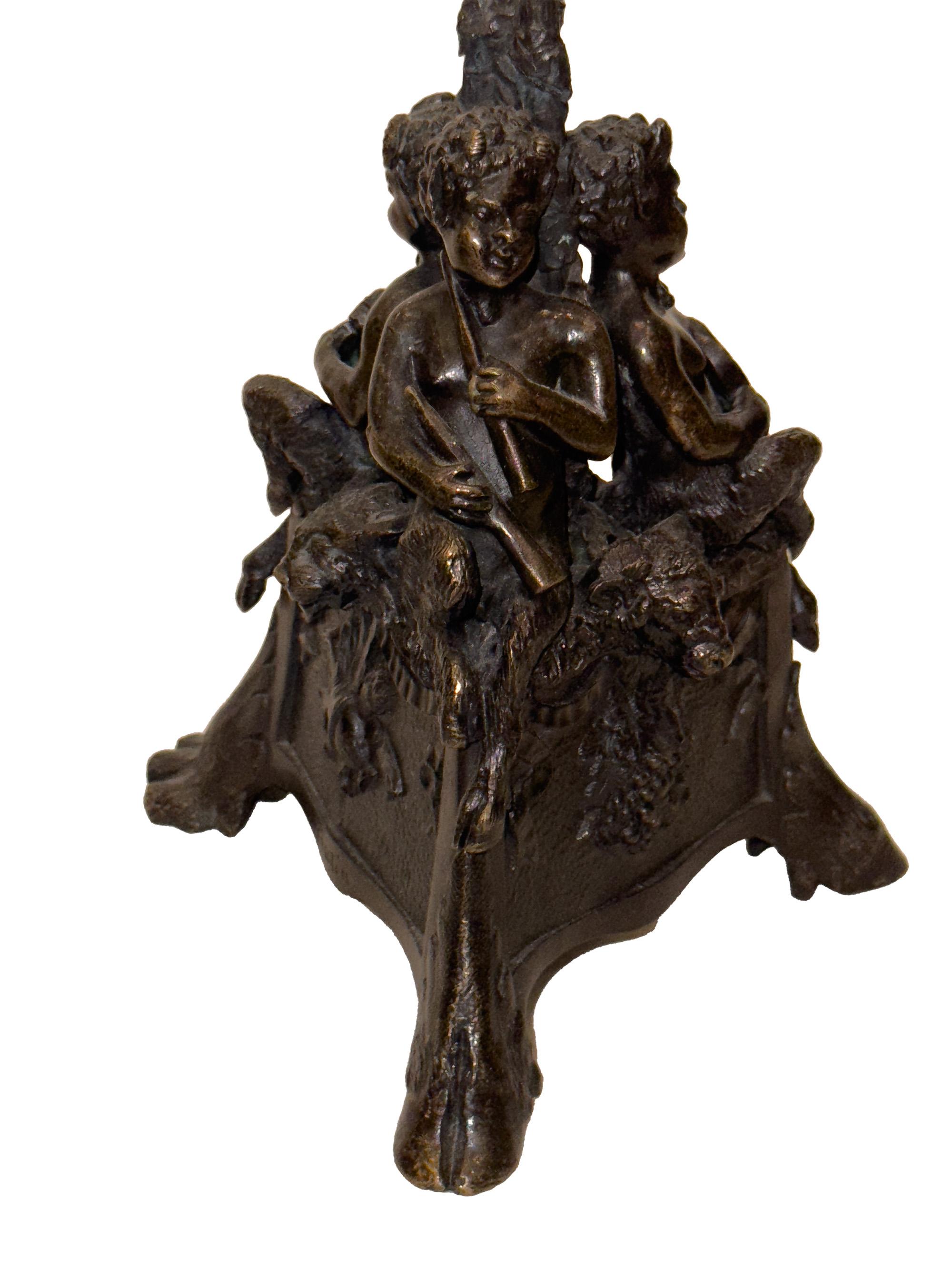Portacandele originale in bronzo fratino con coppia di satiri del XIX secolo In condizioni buone in vendita a Paris, FR