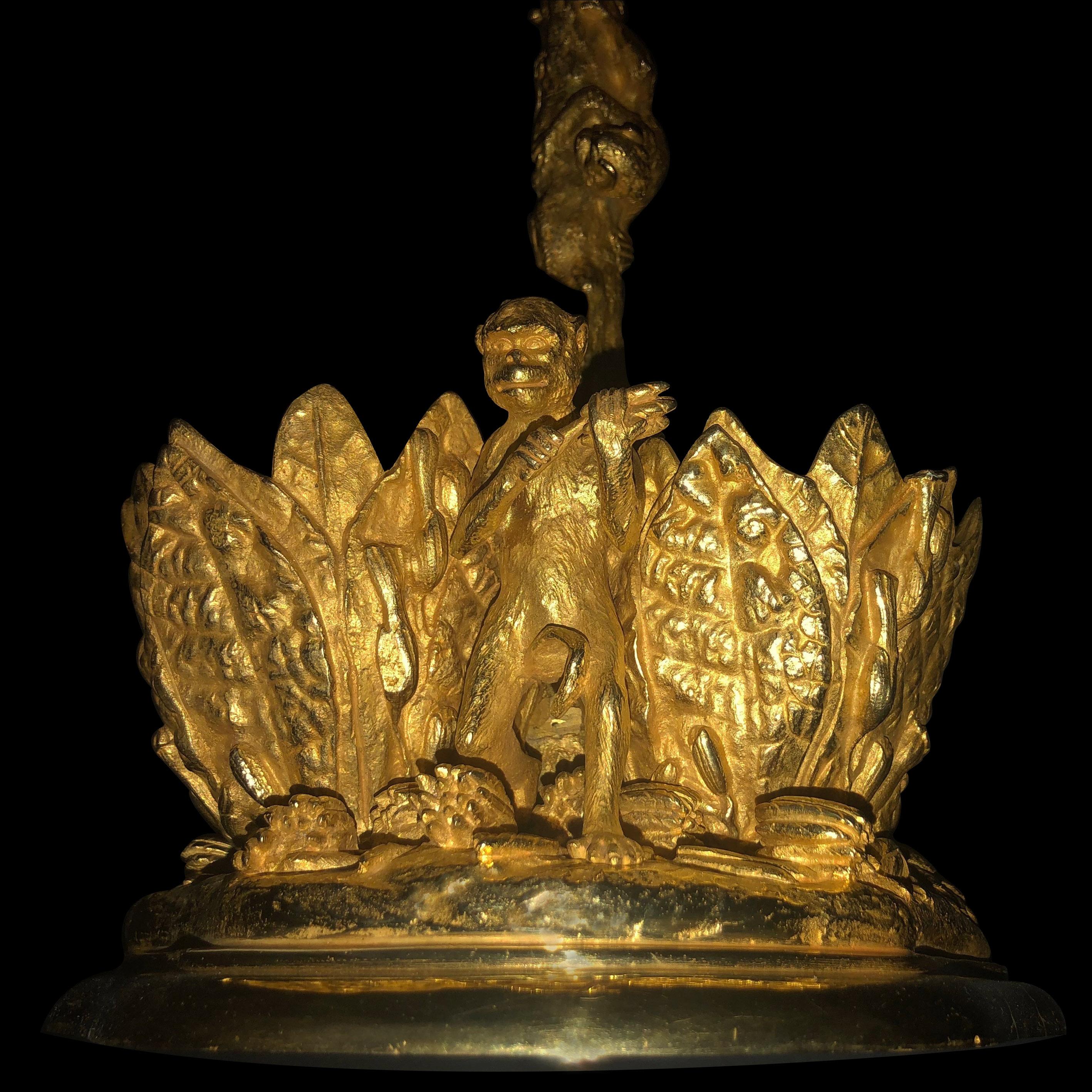 Romantique Centre de table en bronze doré Fratin du 19e siècle Singes fabriquant des cigares en vente