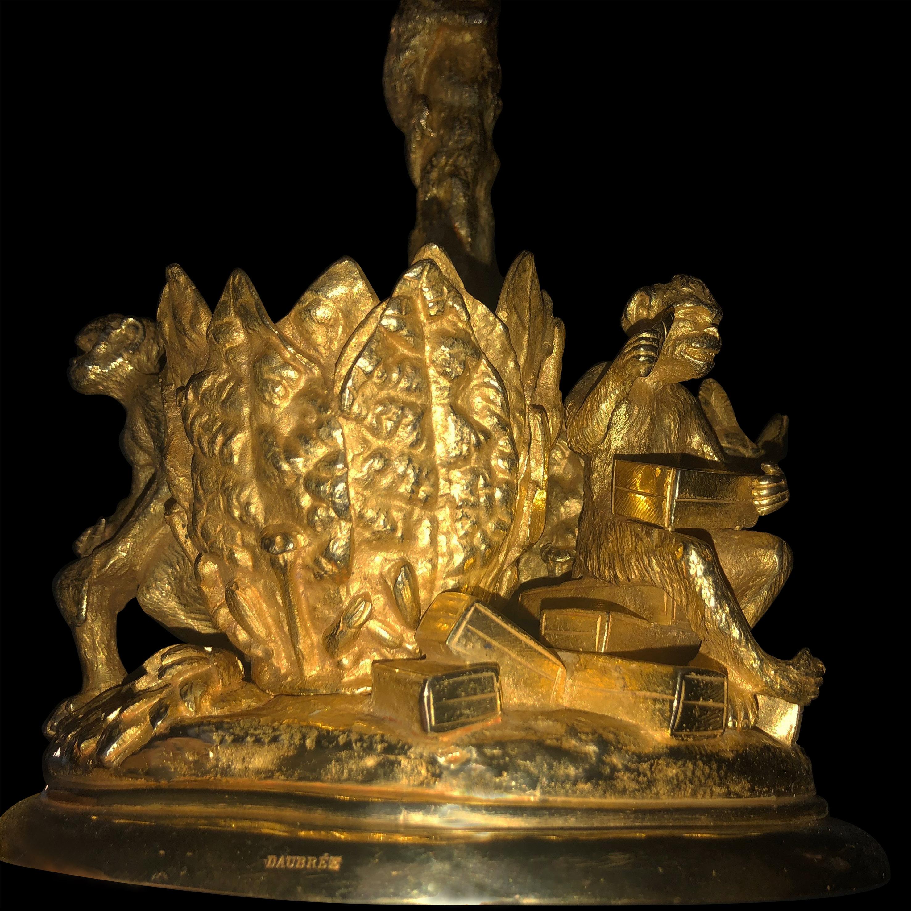 Français Centre de table en bronze doré Fratin du 19e siècle Singes fabriquant des cigares en vente