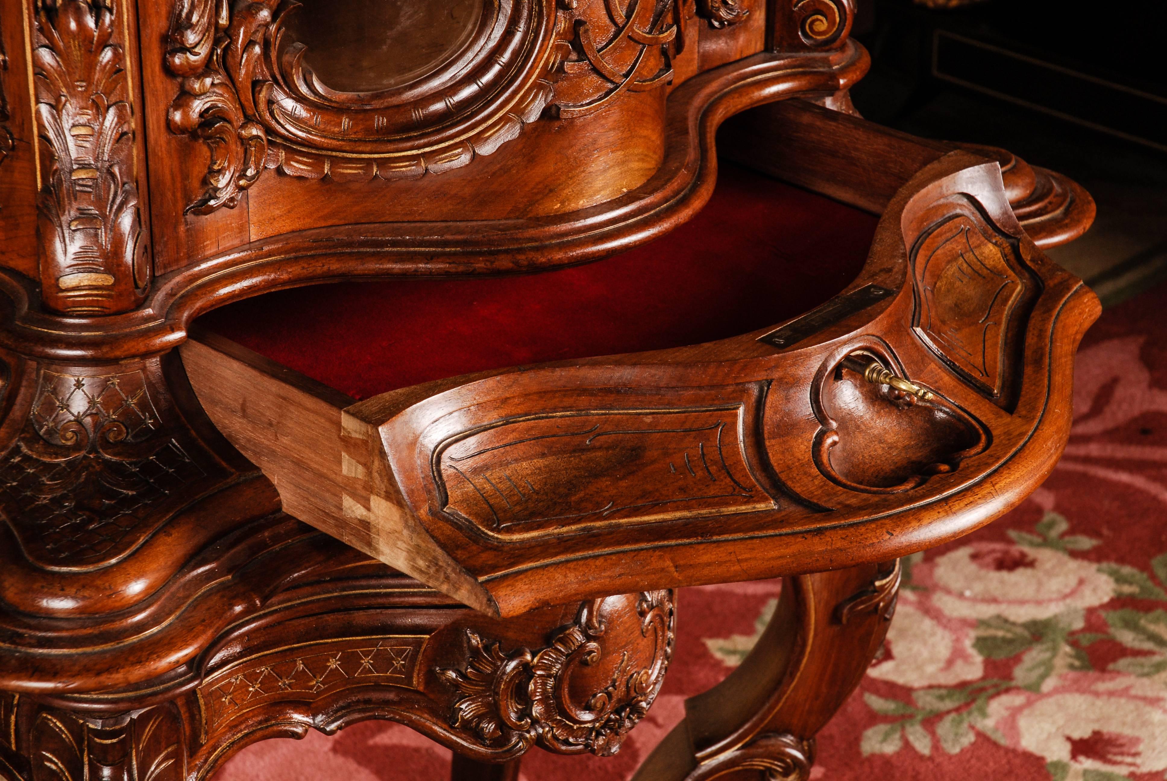 19th Century Frederickian Rococo Showcase Massive Walnut Wood with Warm Patina In Good Condition In Berlin, DE