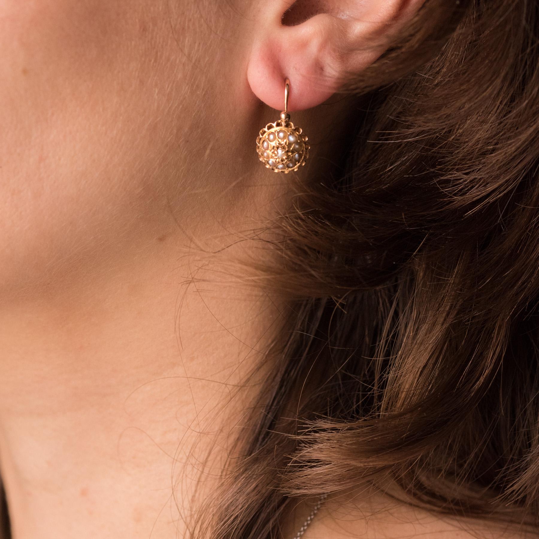 For pierced ears.
Earrings in 18 Karats rose gold, eagle's head hallmark.
Sublime and elegant, each earring is set with natural half pearls light pearly gray. The clasp sneaks from the back.
Diameter of the natural pearls: 1.5 / 2 mm.
Height: 2 cm,