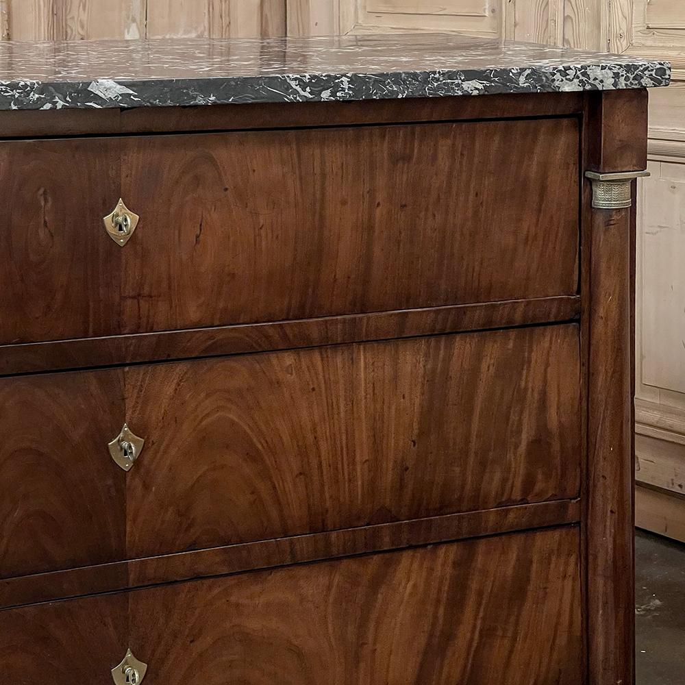 Commode francese del secondo impero in mogano del XIX secolo con piano in marmo in vendita 3