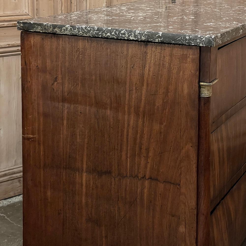Commode francese del secondo impero in mogano del XIX secolo con piano in marmo in vendita 8