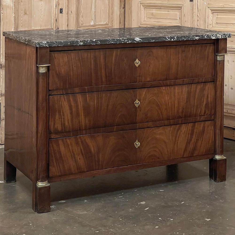 La Commode francese del secondo impero in mogano del XIX secolo con piano in marmo è stata realizzata durante il periodo di Napoleone III, quando tutti i principali stili francesi vennero rivisitati, in particolare quello che si era imposto durante