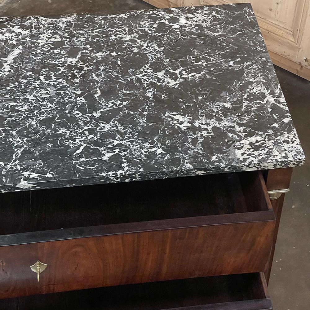 Commode francese del secondo impero in mogano del XIX secolo con piano in marmo In condizioni buone in vendita a Dallas, TX