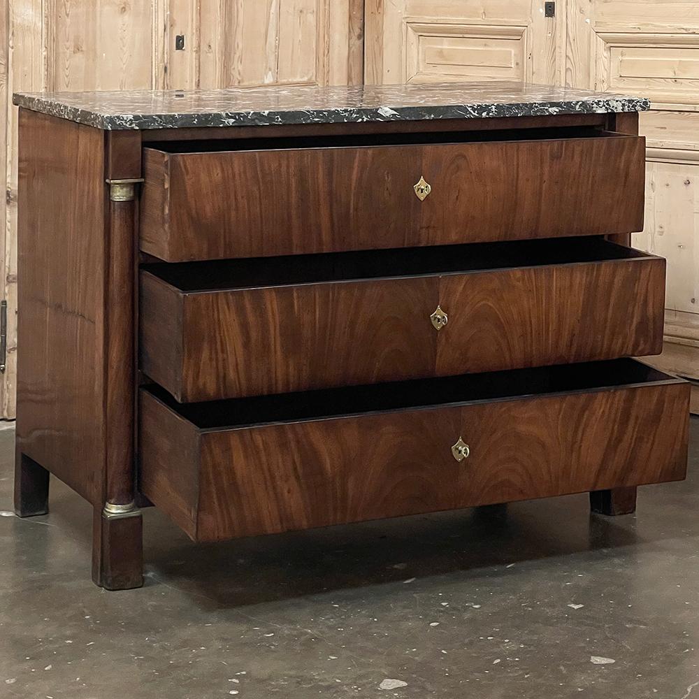 Bronzo Commode francese del secondo impero in mogano del XIX secolo con piano in marmo in vendita
