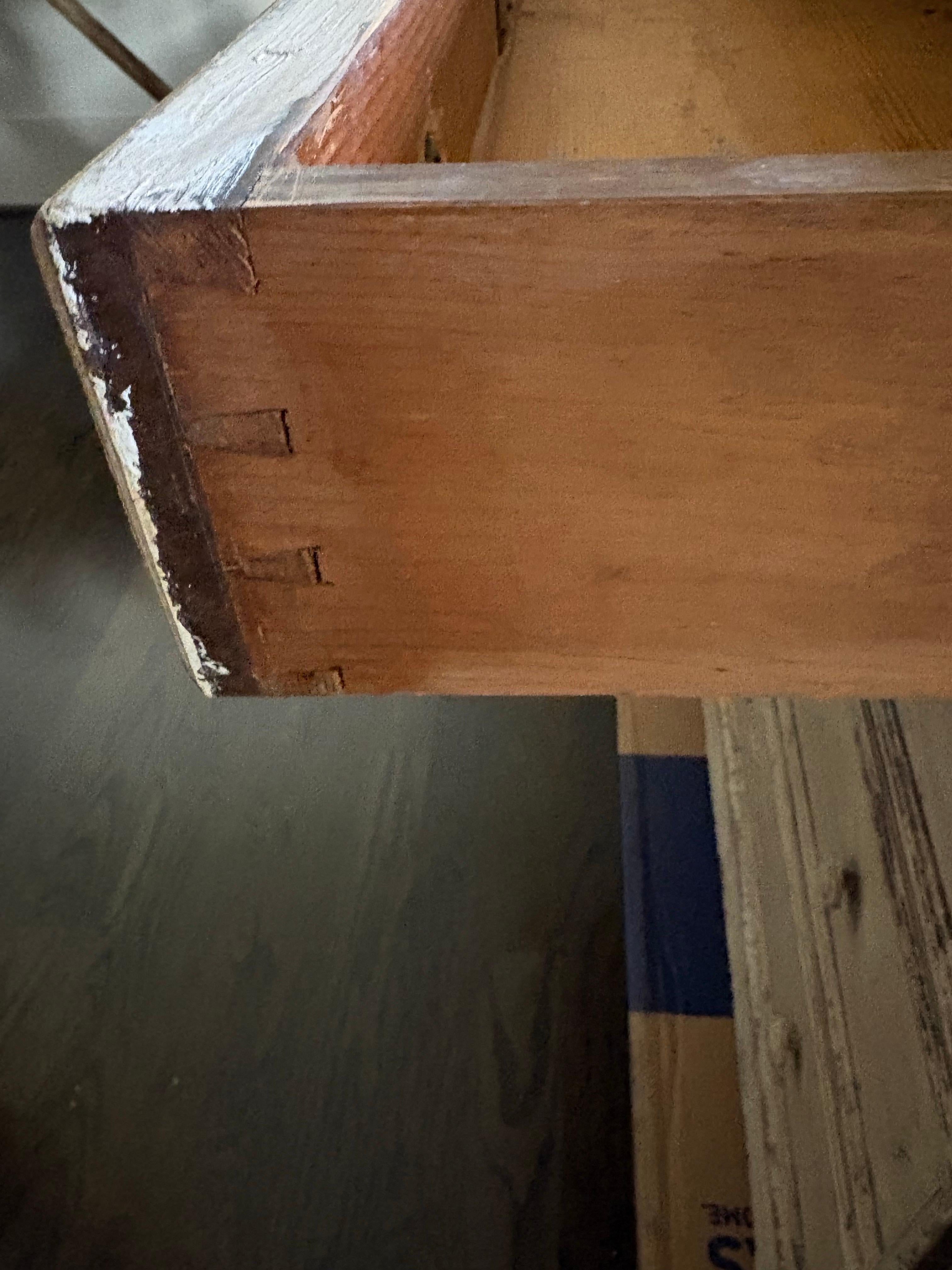 Cassettone francese a 4 cassetti dipinto del XIX secolo In condizioni buone in vendita a Atlanta, GA