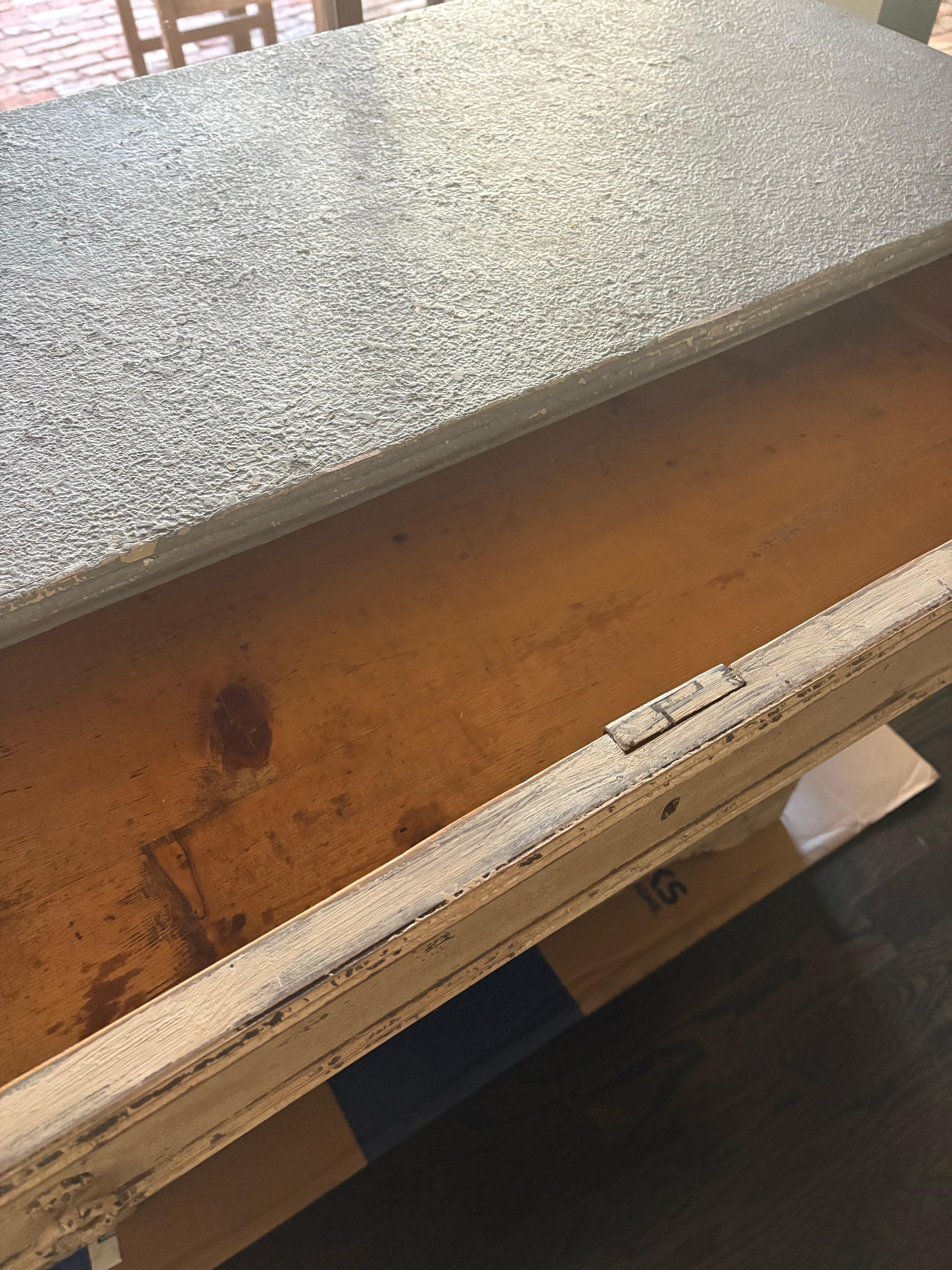 Legno Cassettone francese a 4 cassetti dipinto del XIX secolo in vendita