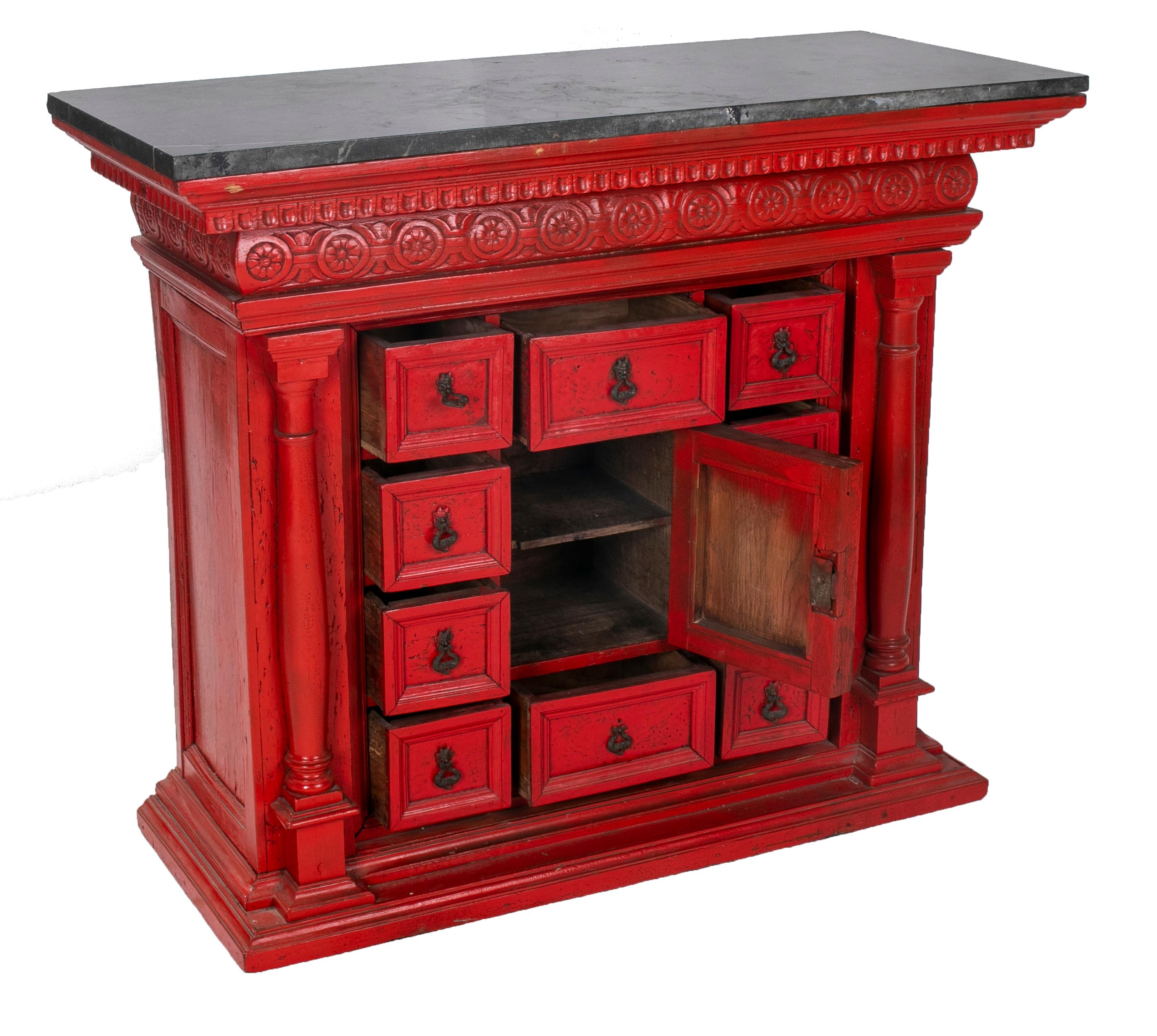 französischer 8-Schubladen-Schrank aus dem 19. Jahrhundert, rot lackiert.