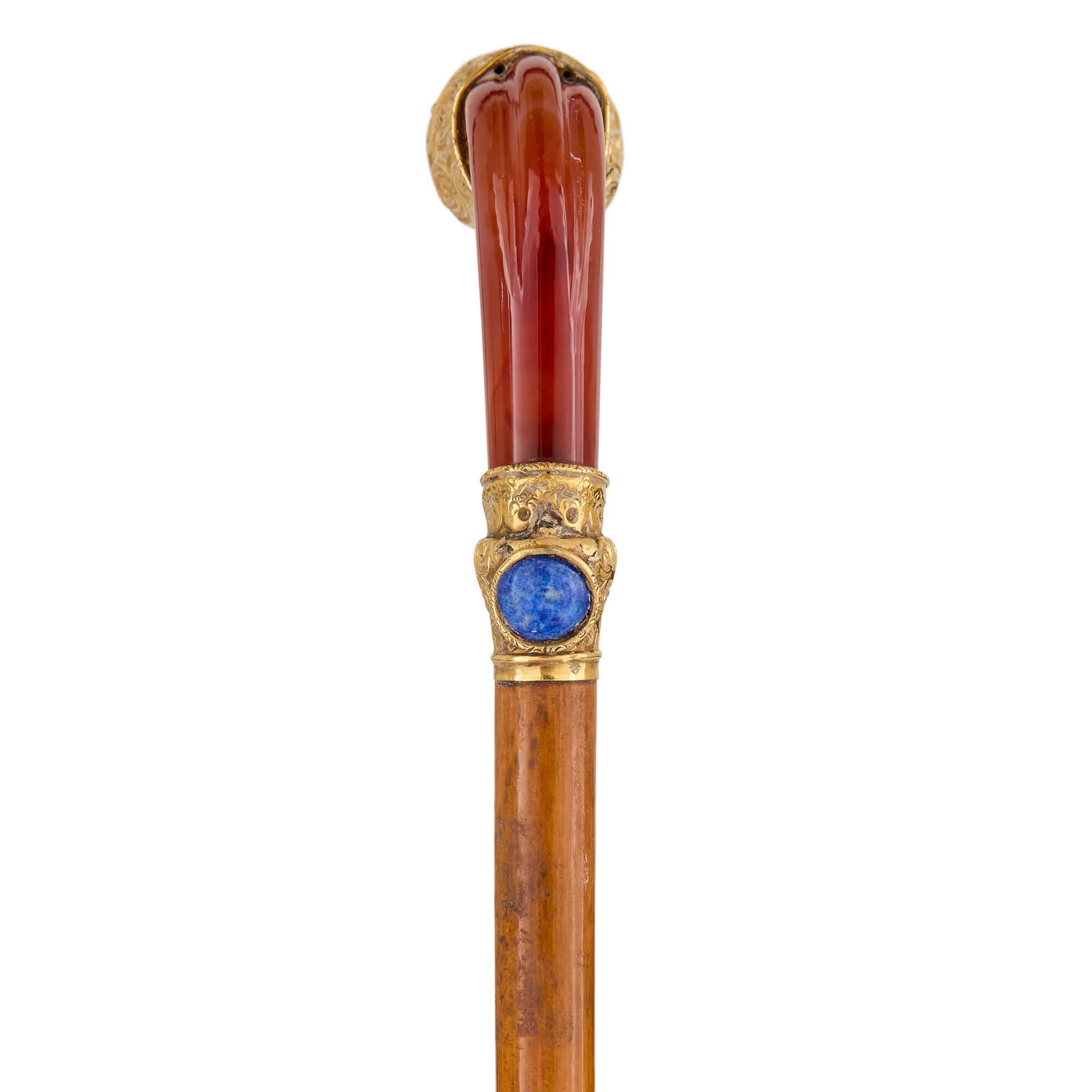 Canne française du 19e siècle en agate, lapis-lazuli et or 
Français, 19e siècle  
Hauteur 85,5 cm, largeur 6 cm, profondeur 2,5 cm  

Cette remarquable canne du XIXe siècle, fabriquée par d'habiles artisans français, est un véritable témoignage de