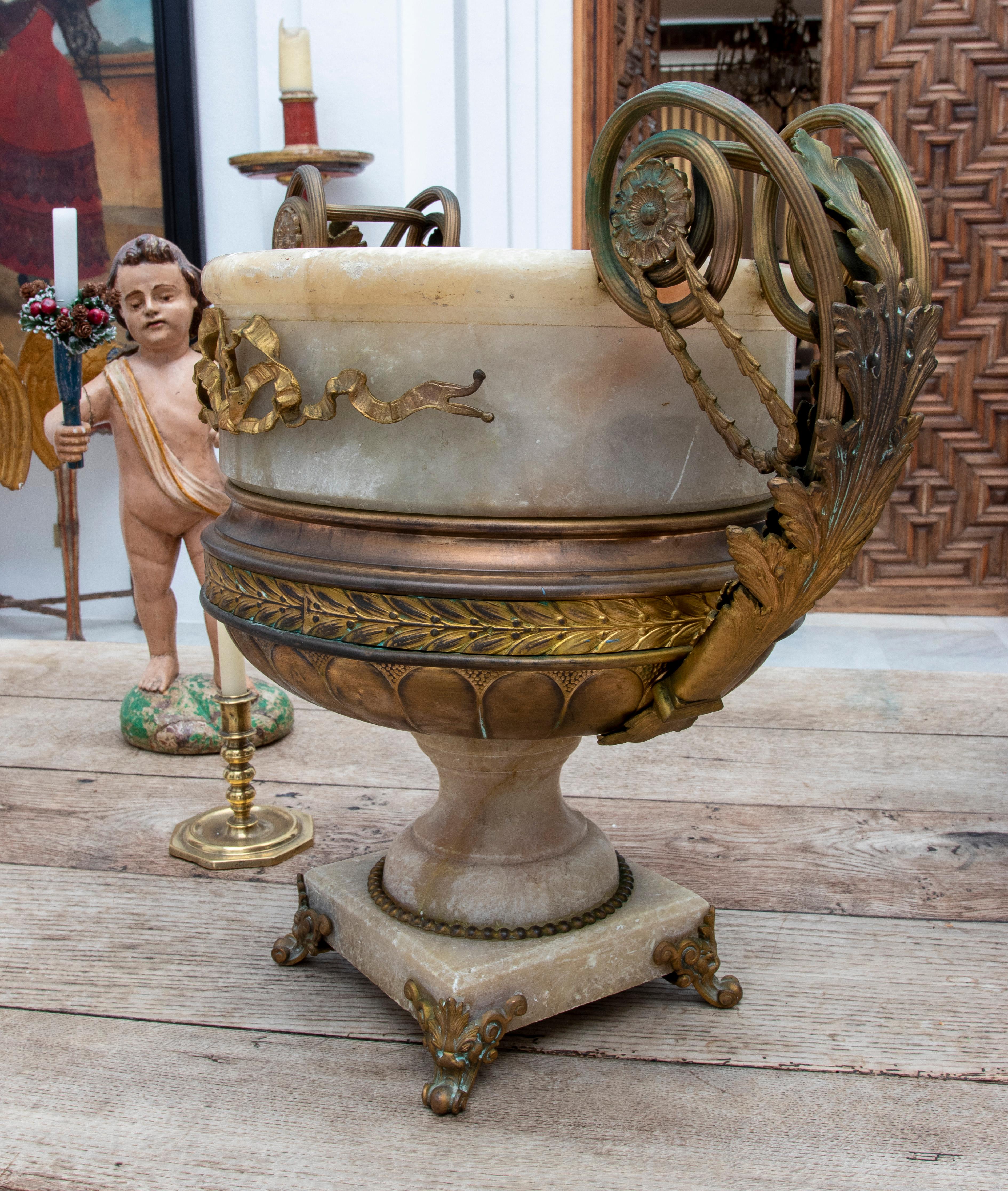 Französischer Alabaster- und Bronzebecher aus dem 19. Jahrhundert im Angebot 12