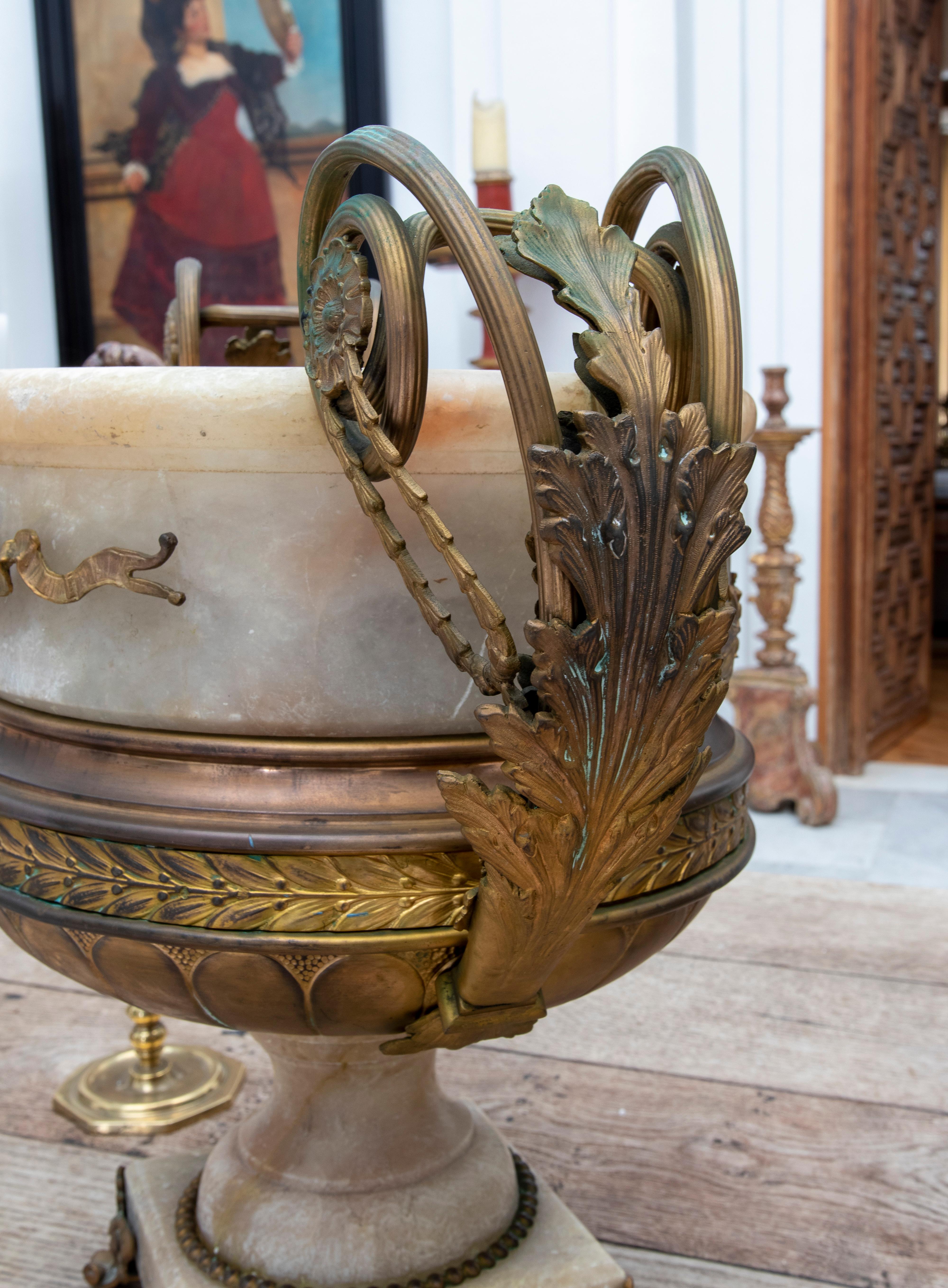 Französischer Alabaster- und Bronzebecher aus dem 19. Jahrhundert im Angebot 15