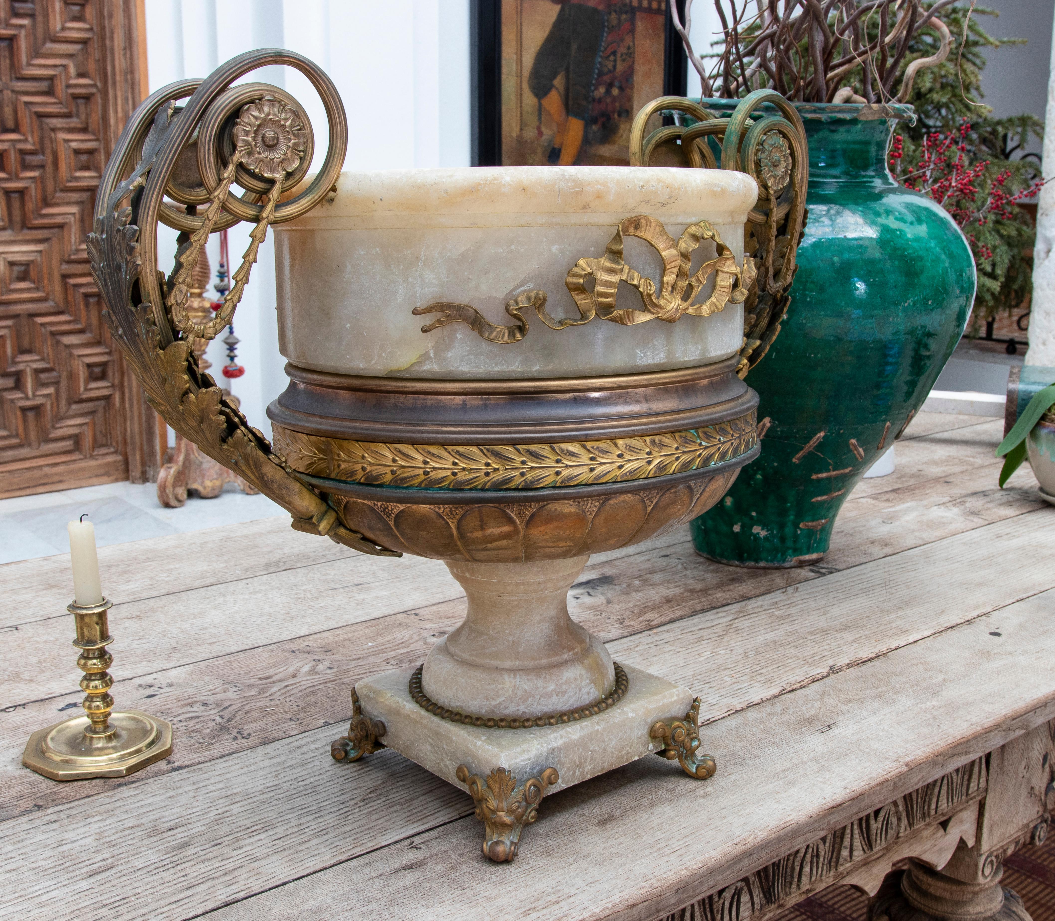 19th Century French Alabaster and Bronze Cup In Good Condition For Sale In Marbella, ES