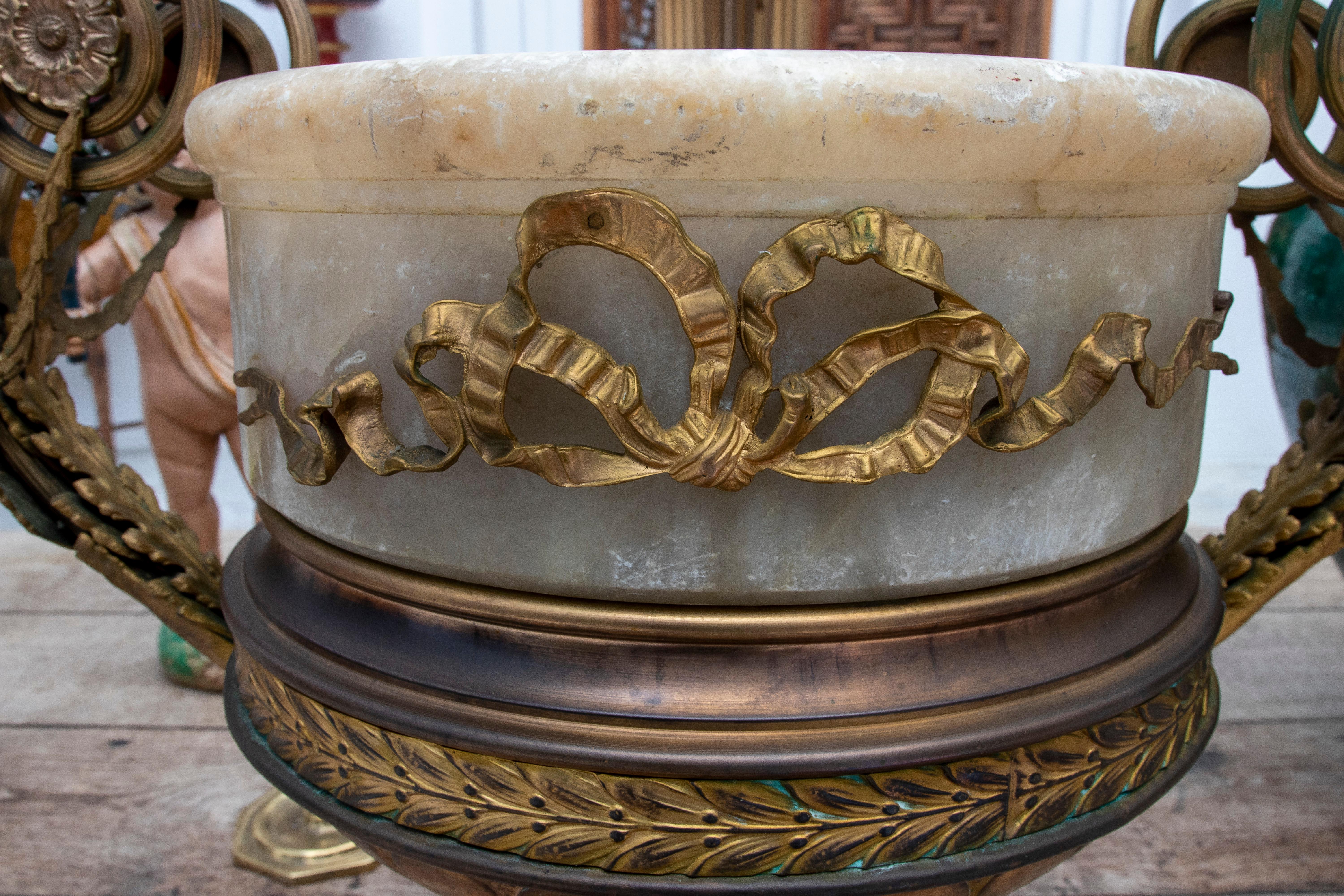 Französischer Alabaster- und Bronzebecher aus dem 19. Jahrhundert im Angebot 3