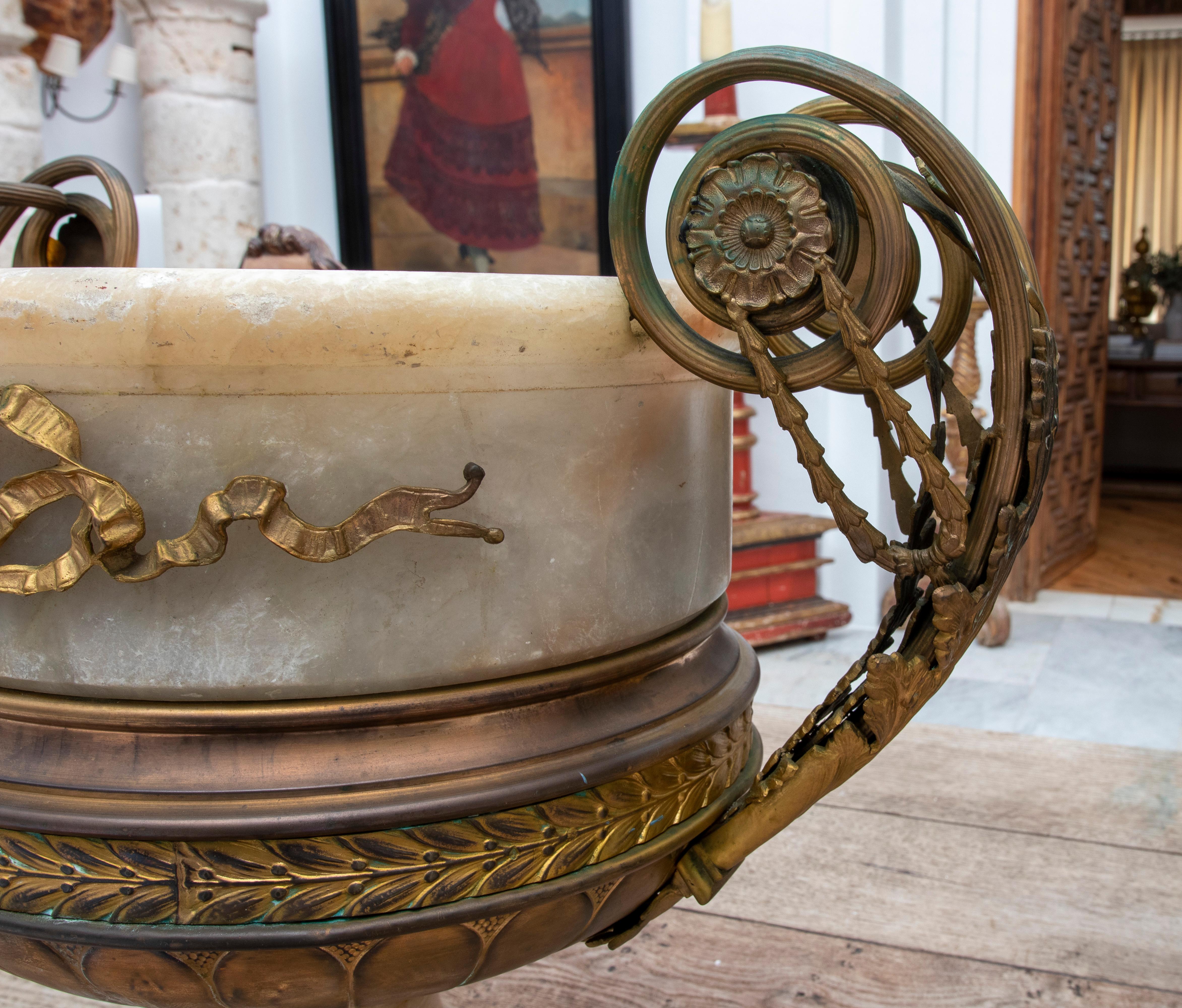 19th Century French Alabaster and Bronze Cup in vendita 1