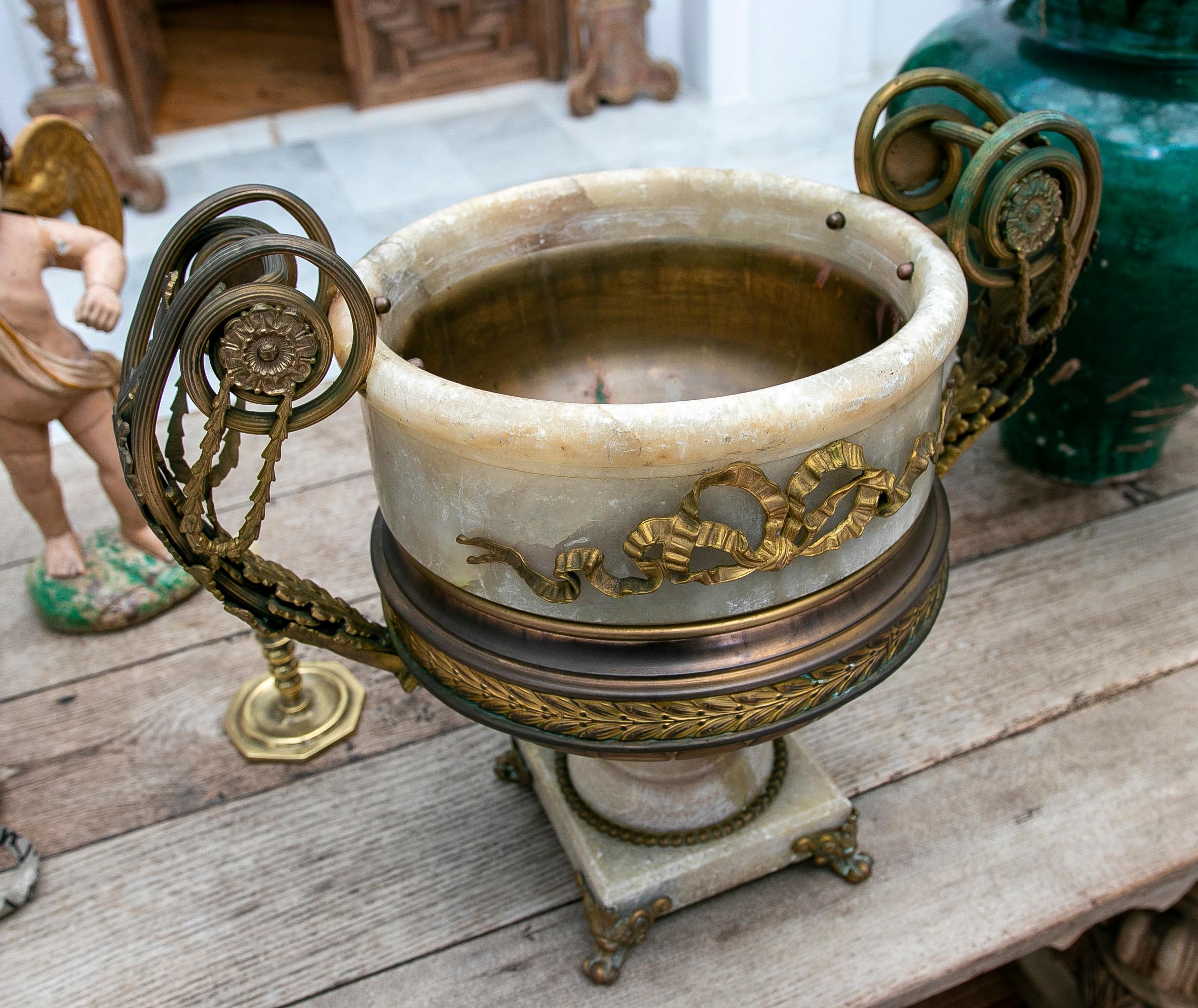 19th Century French Alabaster and Bronze Cup in vendita 2