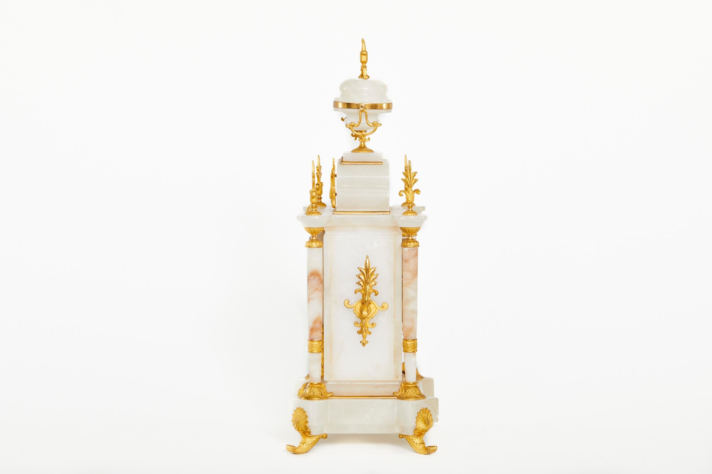 Französische Alabaster-/vergoldete Kaminuhr aus dem 19. Jahrhundert (Louis XVI.) im Angebot