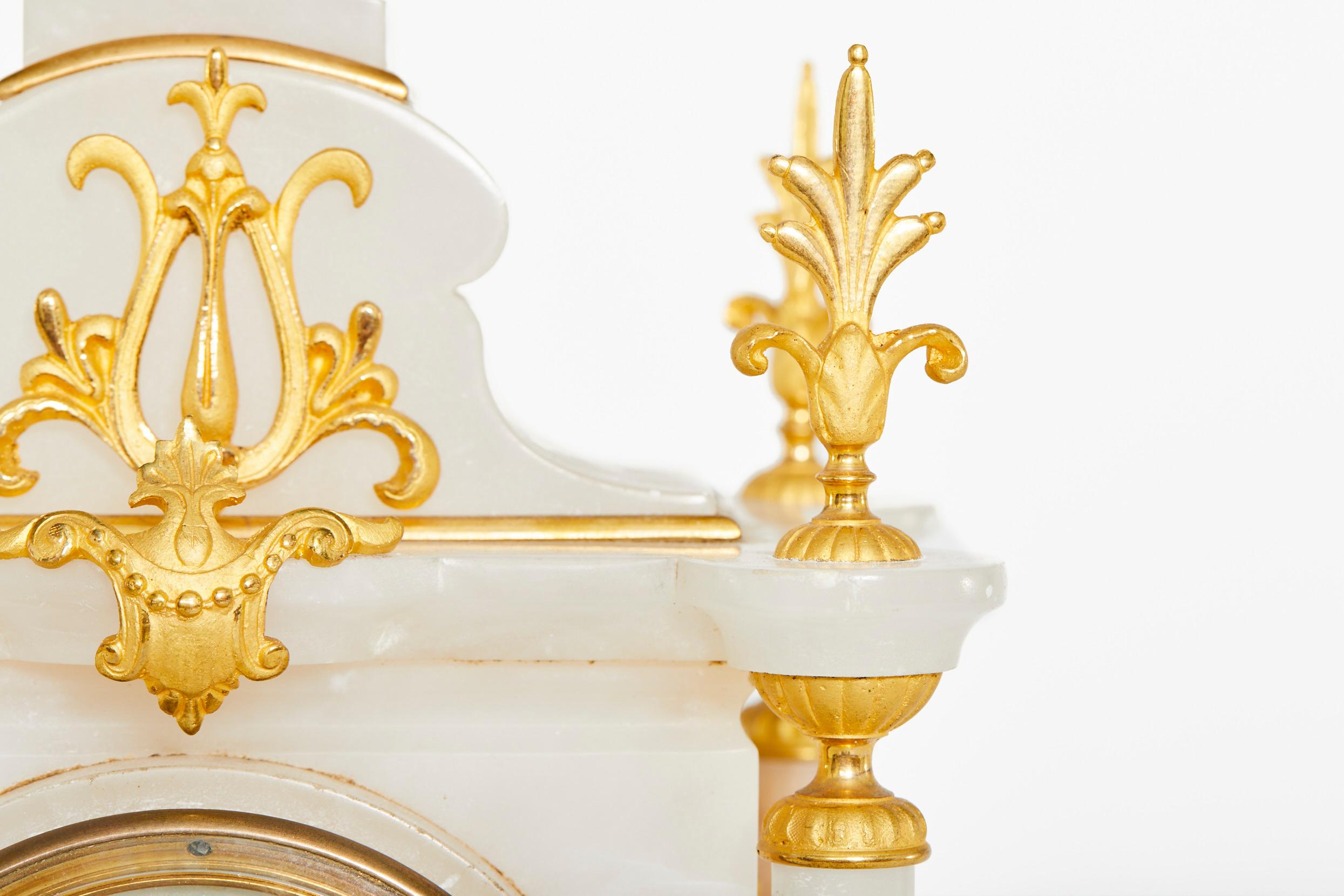 Französische Alabaster-/vergoldete Kaminuhr aus dem 19. Jahrhundert im Angebot 1