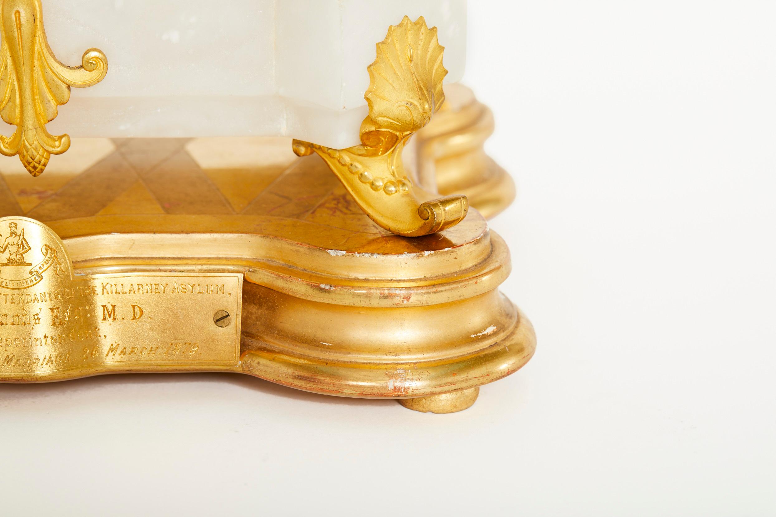 Französische Alabaster-/vergoldete Kaminuhr aus dem 19. Jahrhundert im Angebot 2