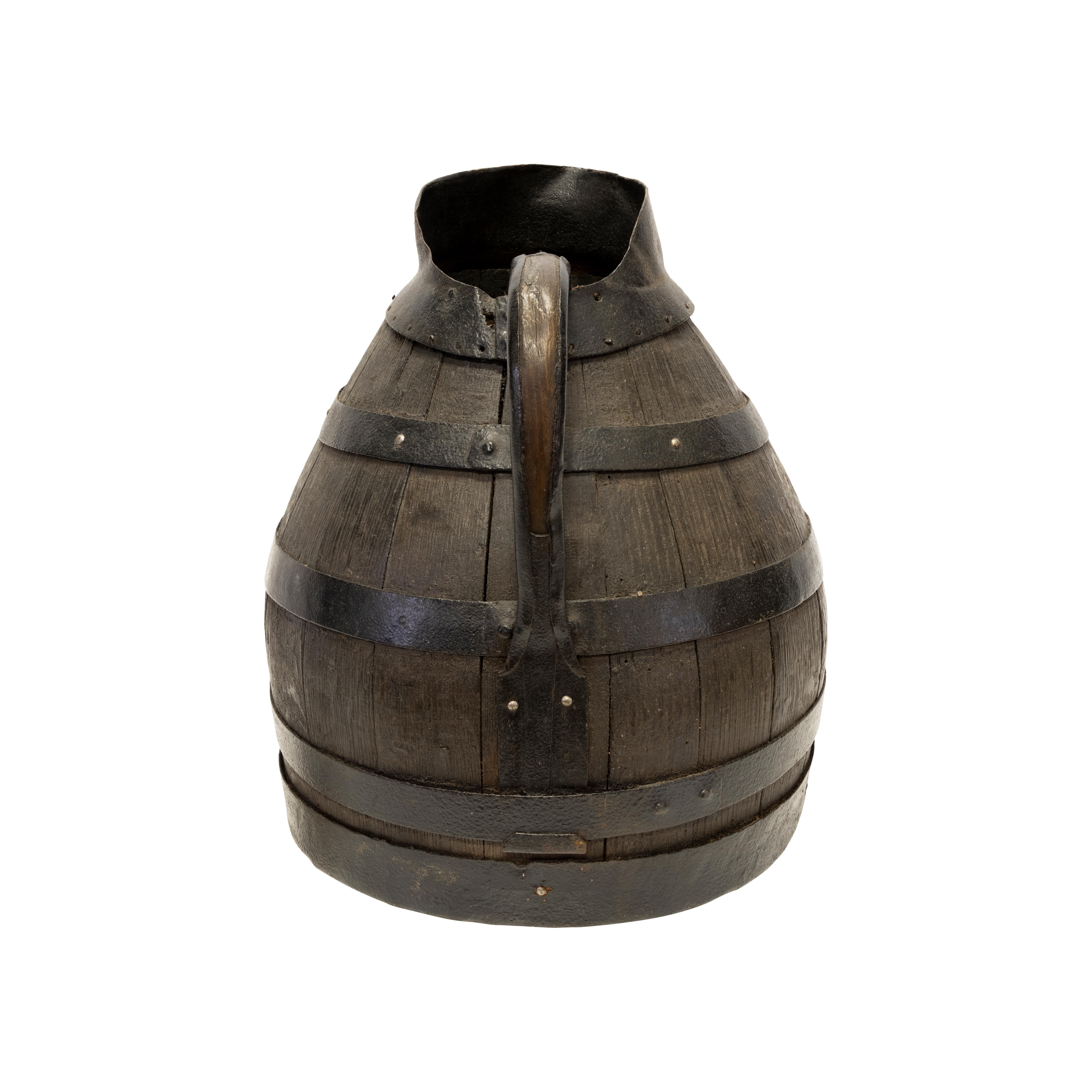 Französischer Alascianischer Weinkrug aus dem 19. Jahrhundert (Handgeschnitzt) im Angebot