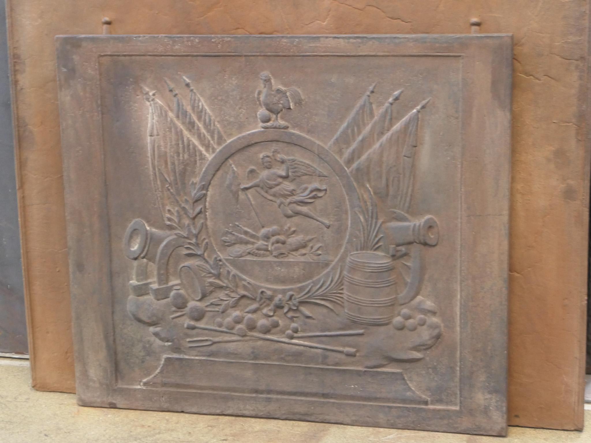 Piantana francese del XIX secolo in stile Napoleone III con allegoria della Francia. 

Lo schienale del caminetto è in ghisa e presenta una patina marrone. Su richiesta, può essere realizzato in nero/bianco senza costi aggiuntivi. Le condizioni sono