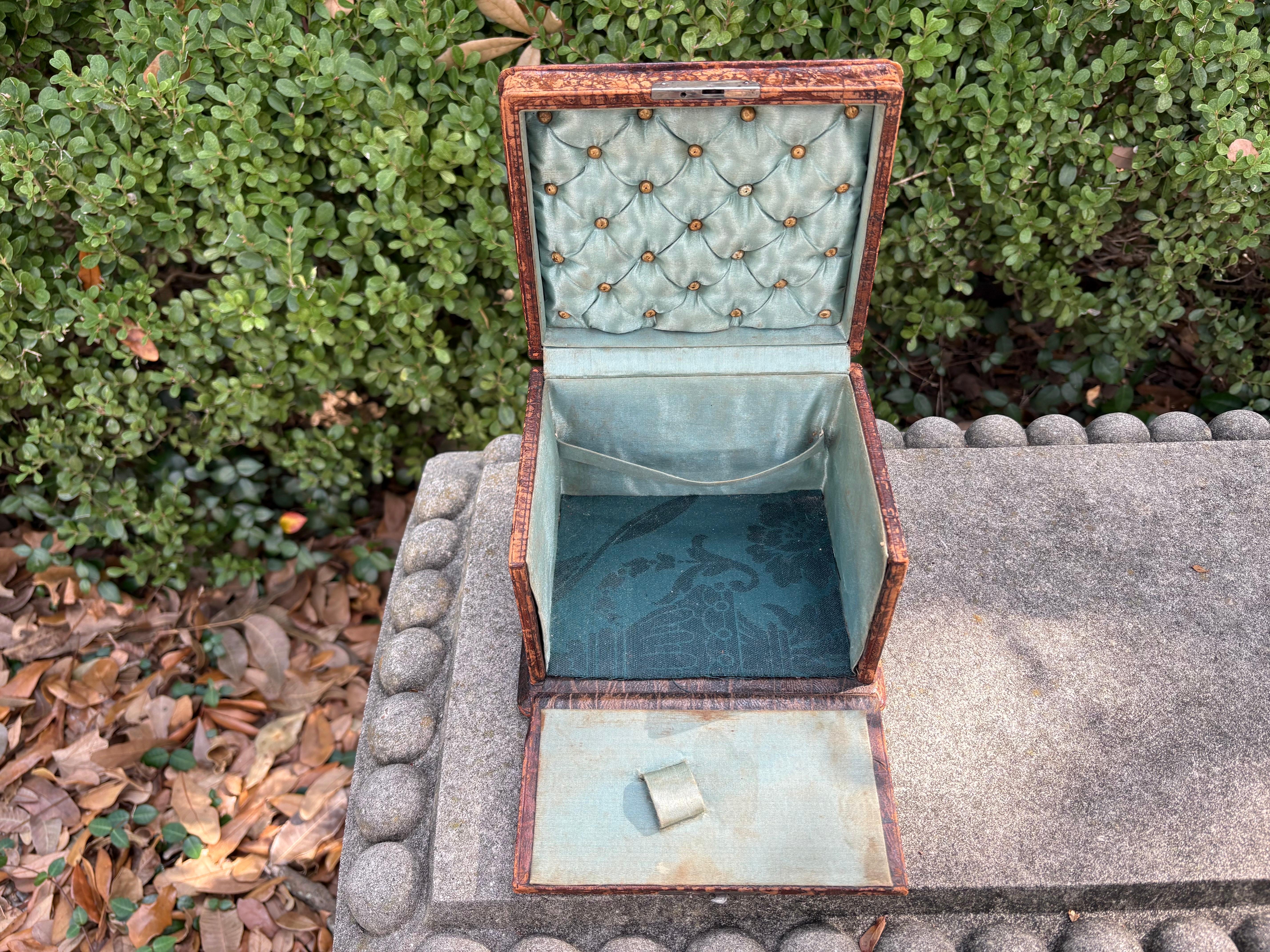 Scatola da viaggio in alligatore francese del XIX secolo in vendita 4