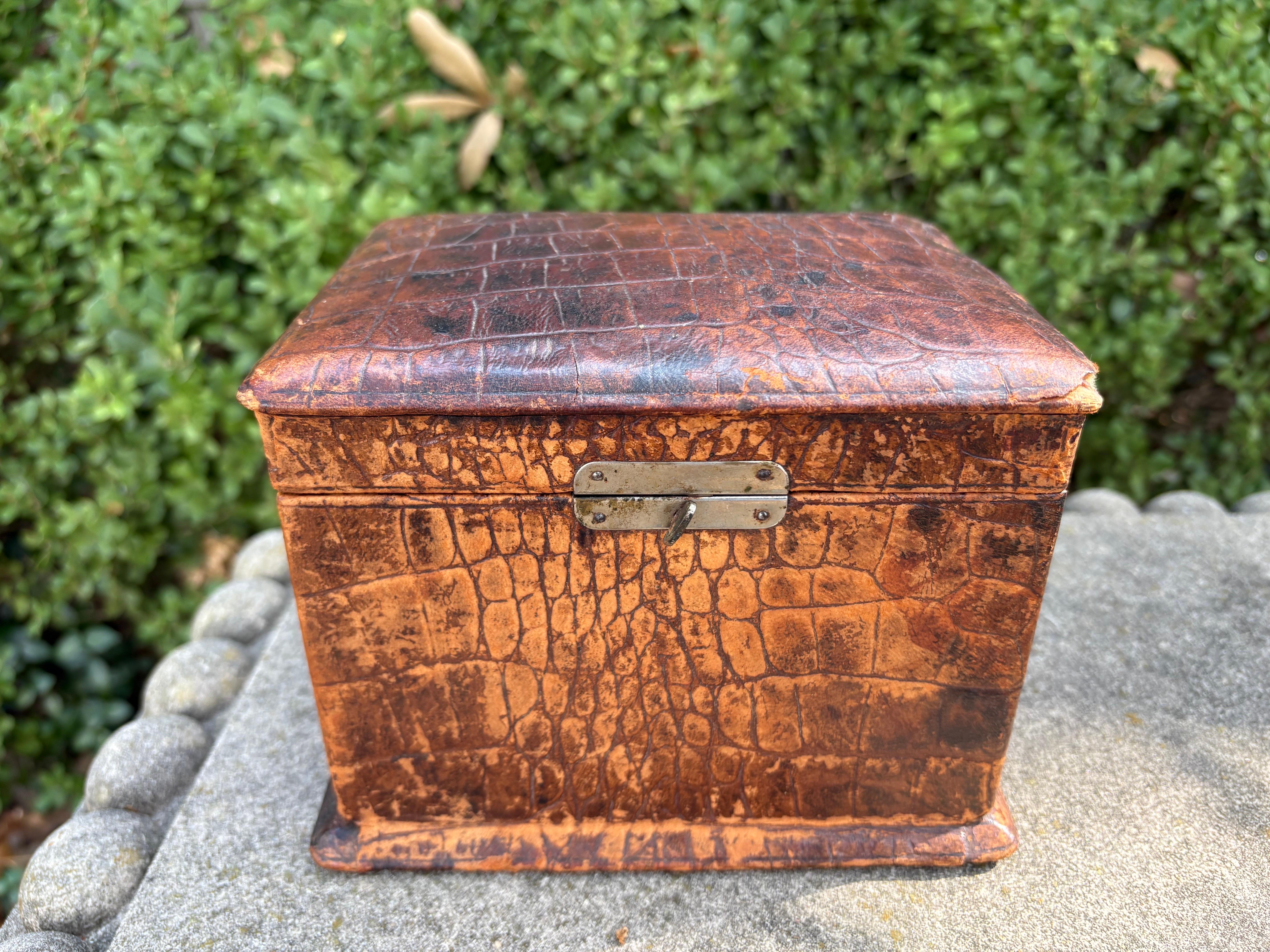 Scatola da viaggio in alligatore francese del XIX secolo.
In offerta c'è una bellissima scatola da viaggio in alligatore del periodo French Belle Epoque.
Questo bellissimo cofanetto in pelle di alligatore è rifinito in metallo e presenta un inserto